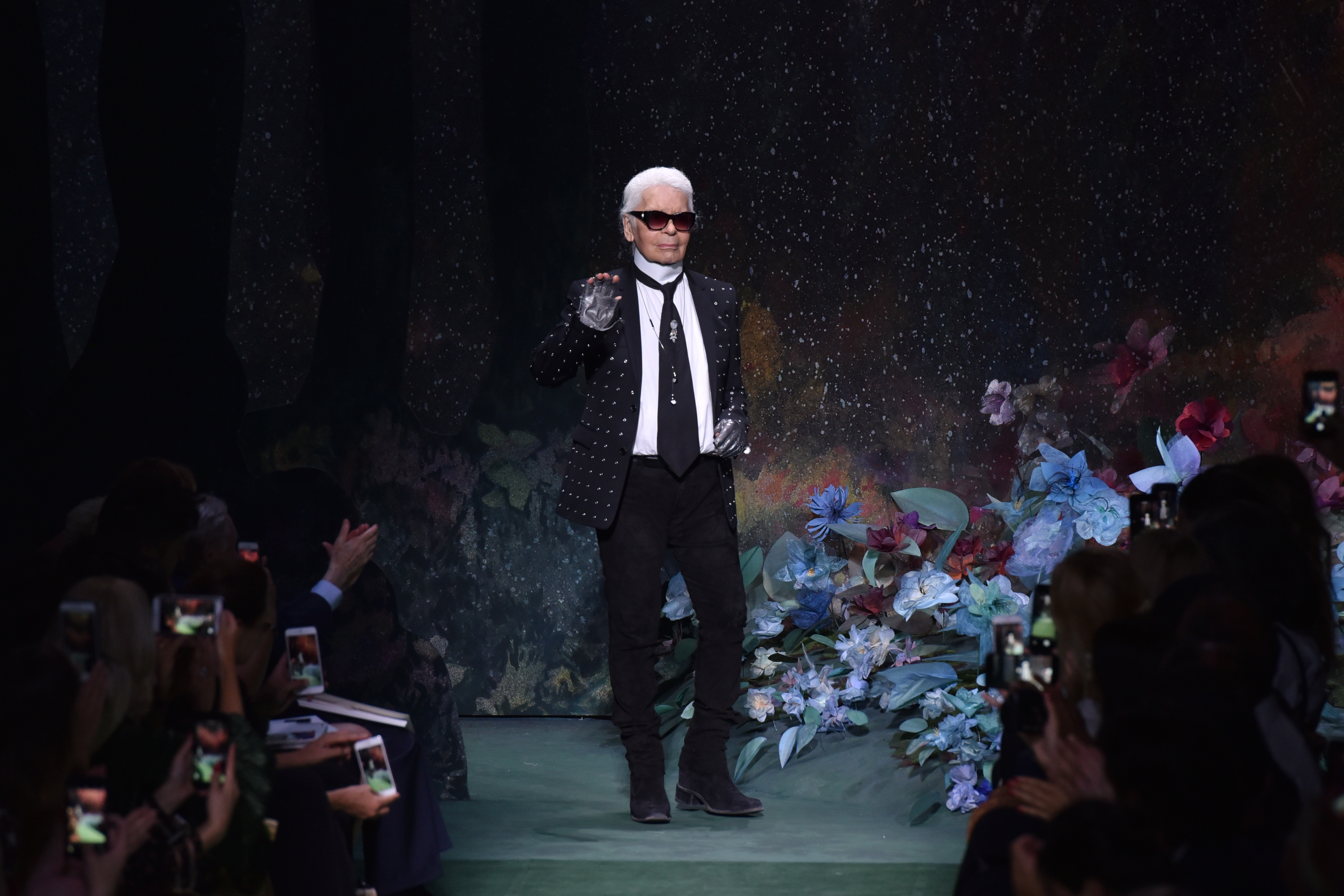 一手讓香奈兒恢復昔日榮光的設計師卡爾拉格斐19日辭世，享年85歲。（東方IC）