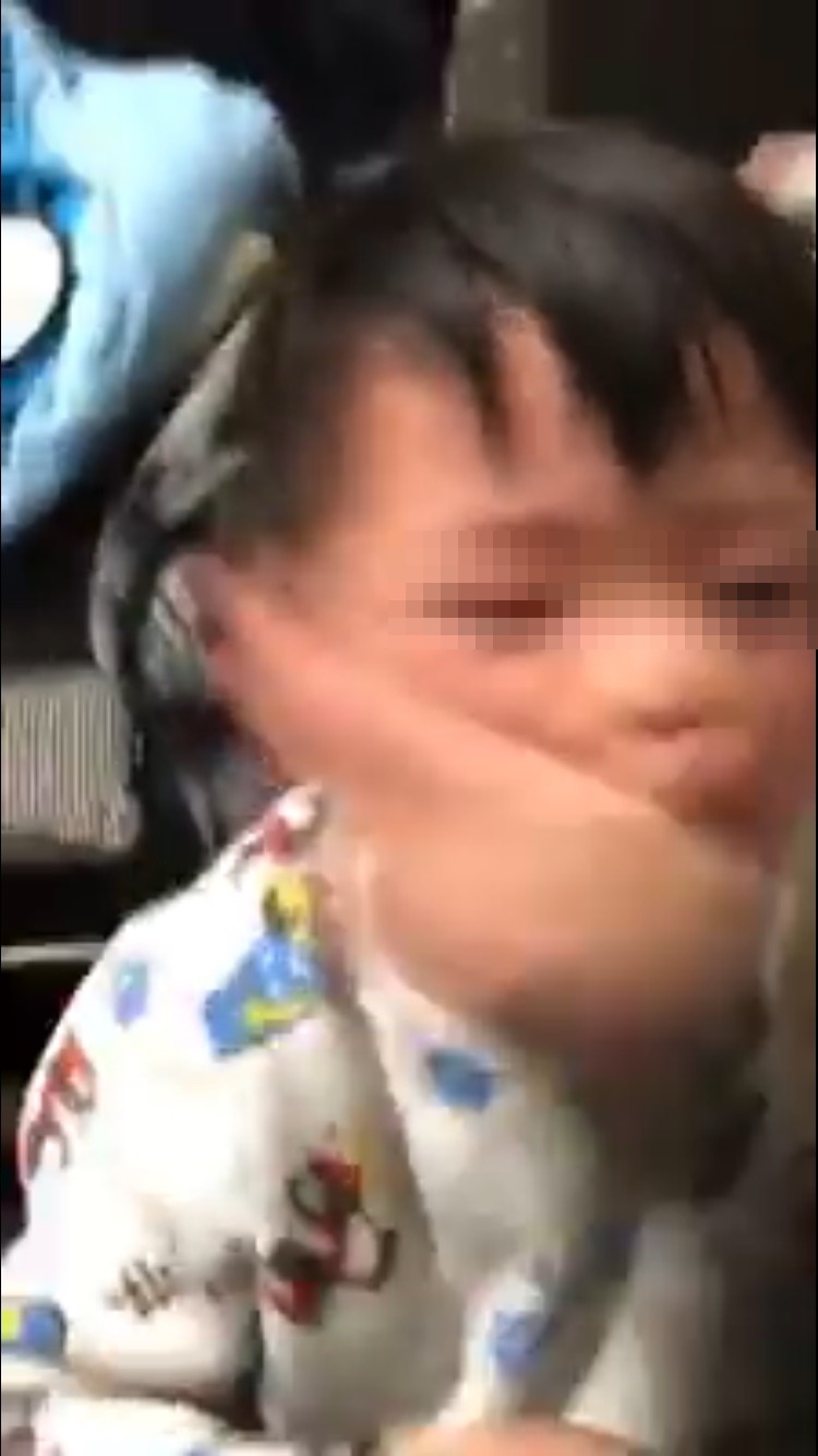 男童遭連續掌摑,哭到恍惚失神。(翻攝畫面)