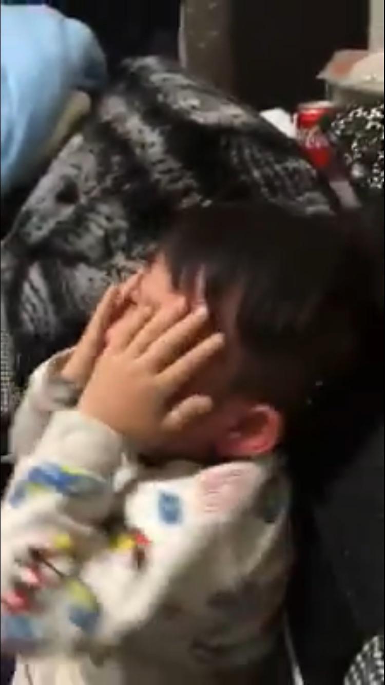 男童母親疑似孩子食物沒吃乾淨而施暴。（翻攝畫面）