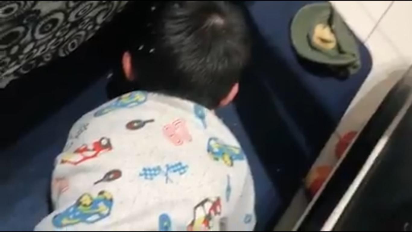 男童被逼像狗一樣趴食，舔散落地板的飯粒。