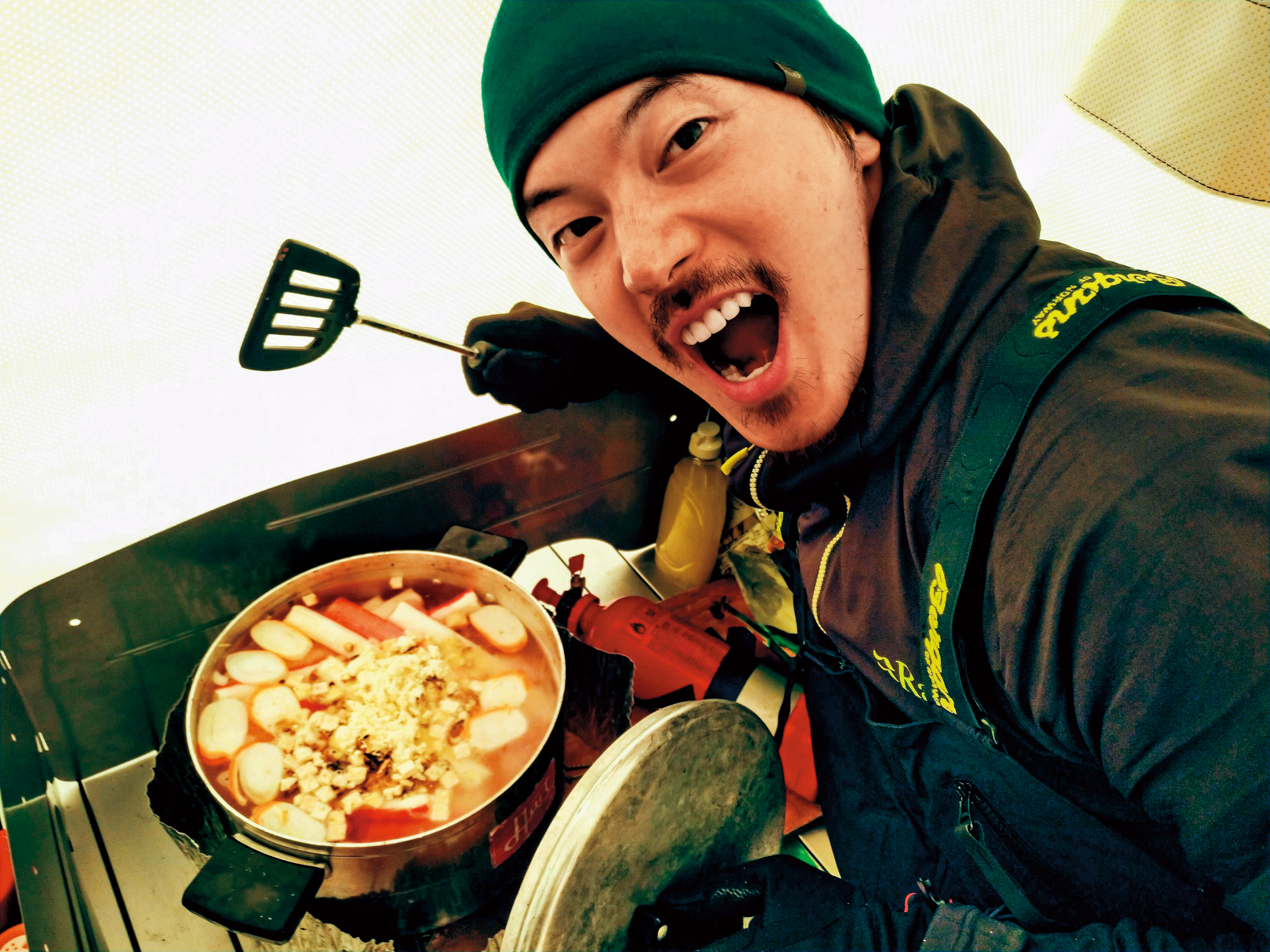 在南極路途中收到台灣寄來的備用糧，宥勝煮海鮮湯慰勞所有隊員。（橘子關懷基金會提供）