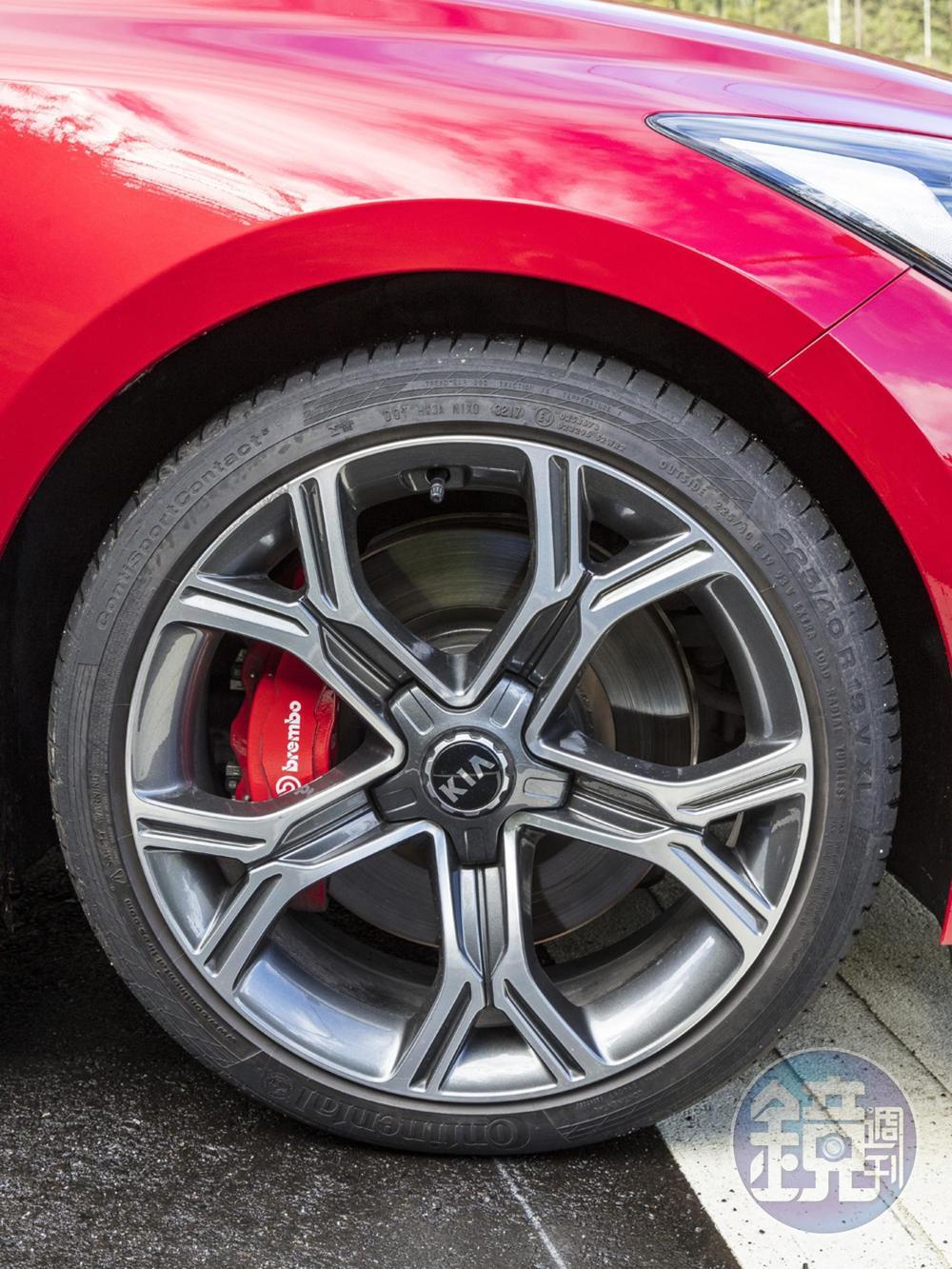 19吋輪圈搭配艷紅色BREMBO煞車卡鉗，提供了可靠的剎車力道。