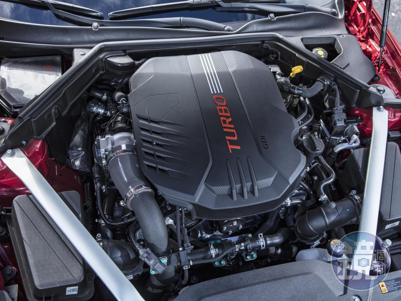 性能強悍的3.3升V6雙渦輪增壓缸內直噴引擎的最大馬力達370hp，52kgm的峰值扭力自1,300轉至4,500轉持續湧現，官方宣稱 0-100 公里加速僅需 4.9 秒。