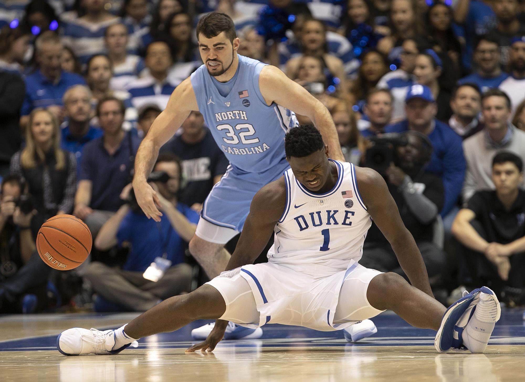 杜克大學前鋒威廉森(Zion Williamson)週三對上北卡大學時,上場才33秒就發生球鞋爆裂。(東方IC)