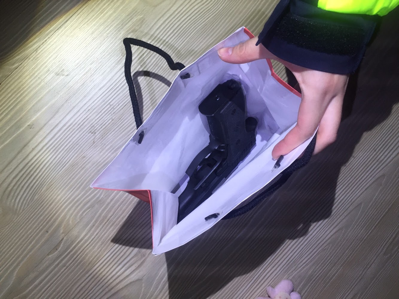 吳女報案丈夫持有槍支，怕被丈夫射傷而將槍支藏在娘家。（翻攝畫面）