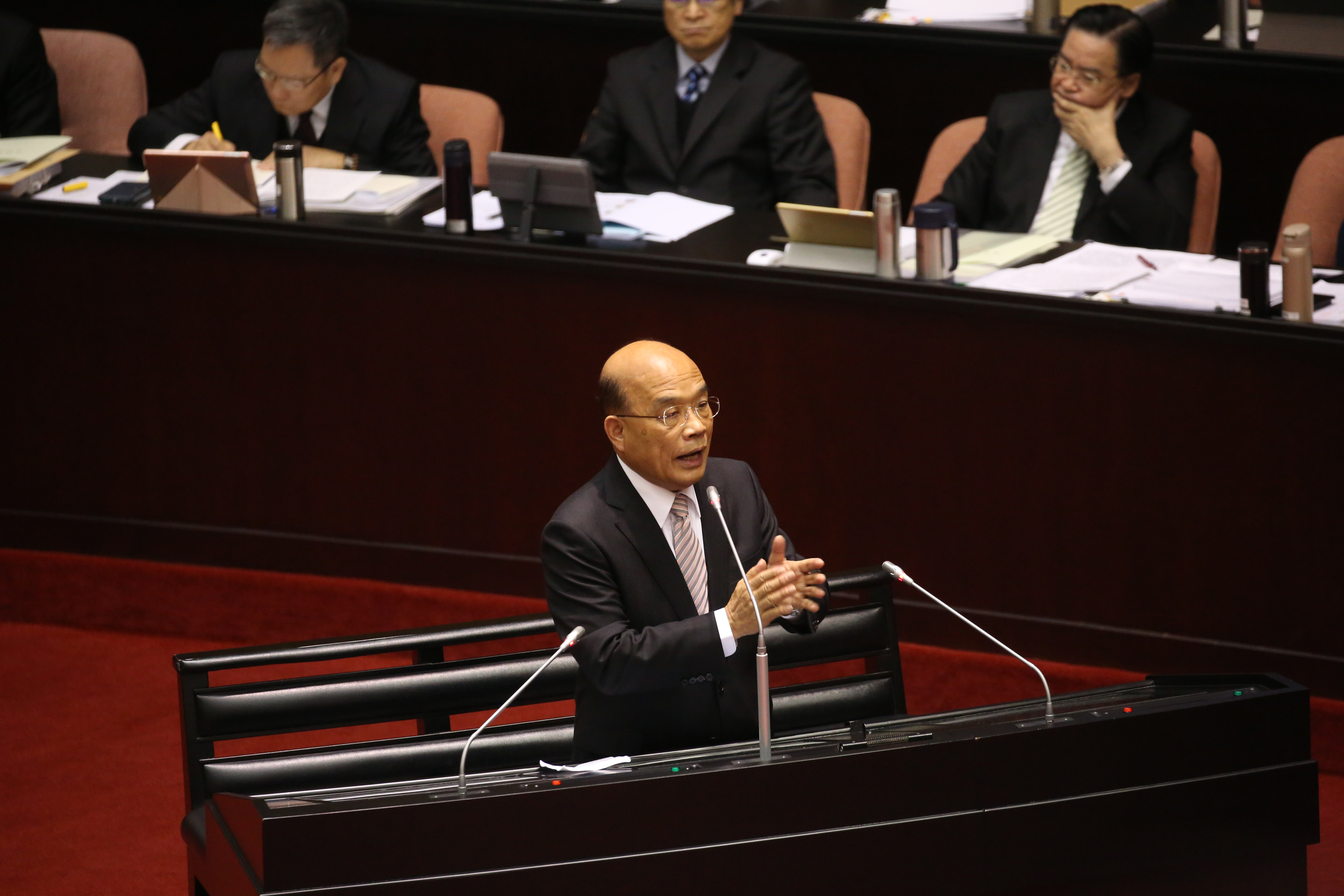 國民黨不斷提議簽署兩岸和平協議，行政院長蘇貞昌回應：英國簽了，還不是換來戰爭，有歷史借鏡不要重蹈覆轍。