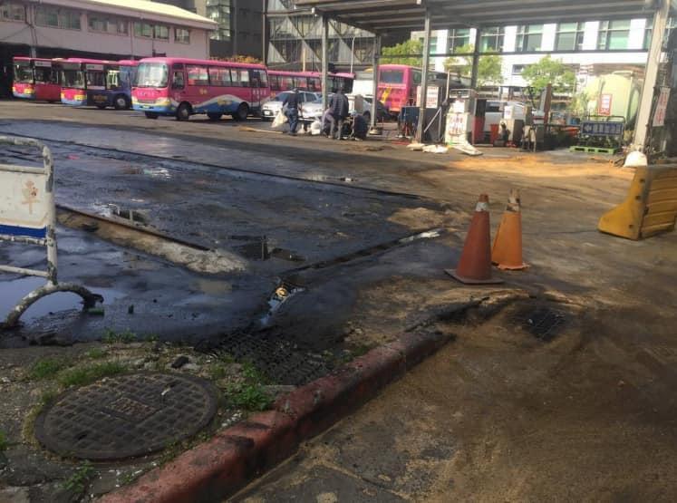 東南客運加油站發生加油機故障，導致重油外洩。（翻攝黃國昌臉書粉專）