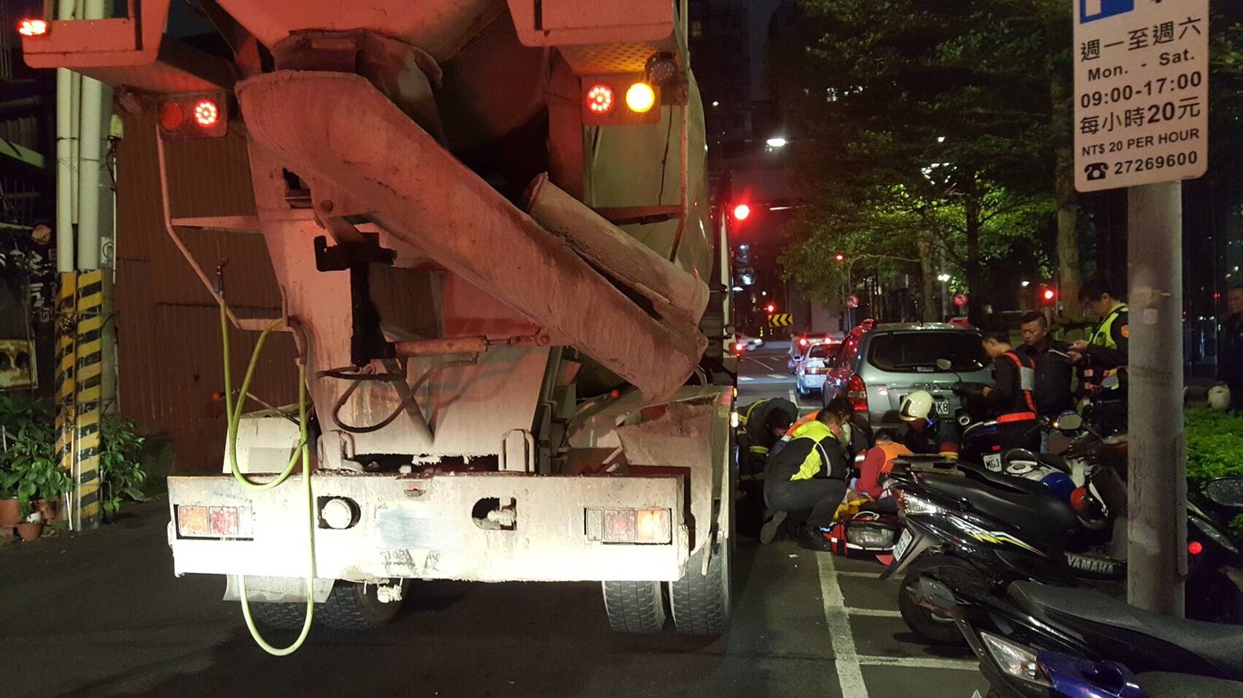 在家門前遭到輾壓雙腳高姓老翁，急救後仍回天乏術。（警方提供）