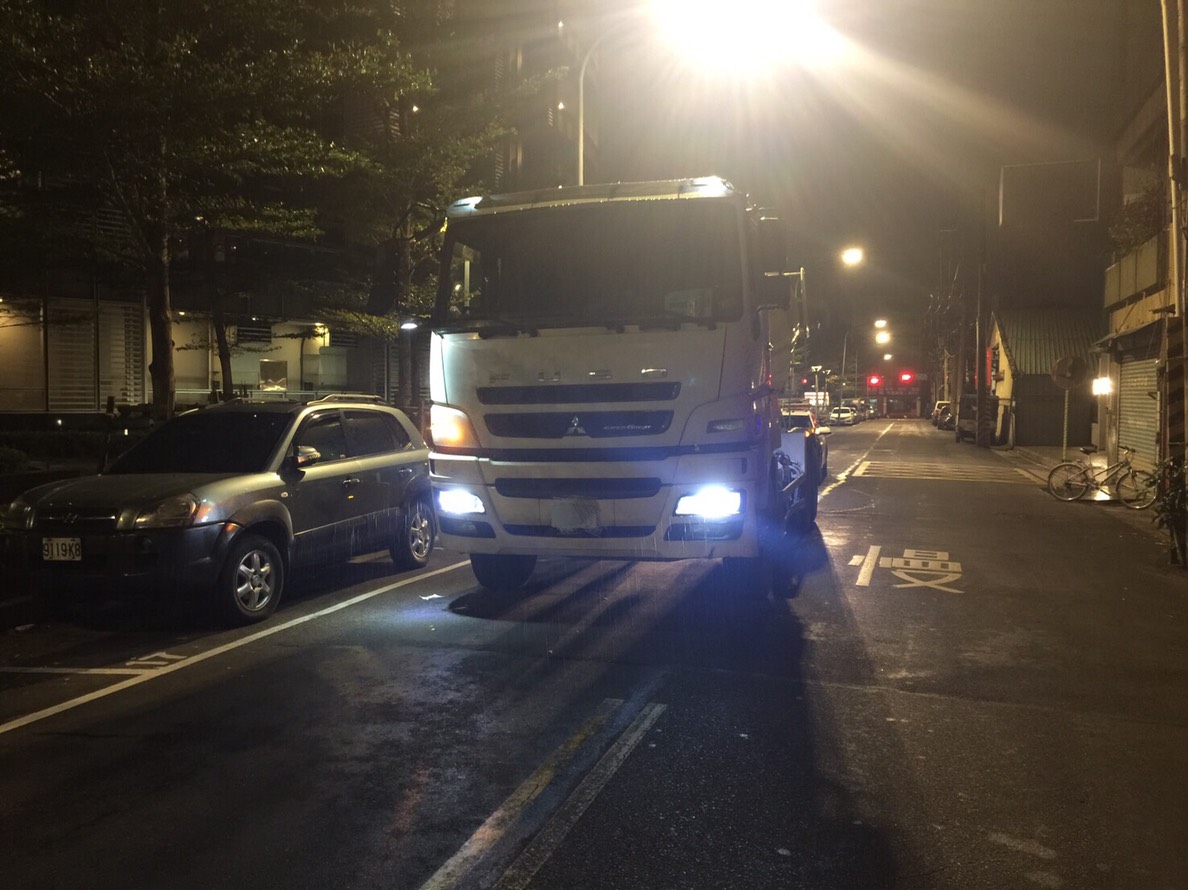 內湖分局交通分隊提醒民眾，車輛起駛時，駕駛人亦應隨時留意車前狀況。（警方提供）