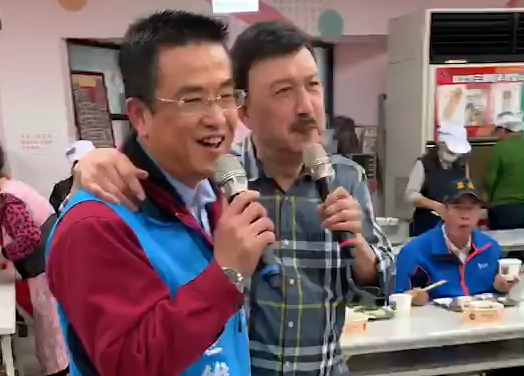 新北市三重立委補選民進黨候選人余天今午與國民黨候選人鄭世維巧遇並一起合唱《回鄉的我》。（余天競選辦公室提供）