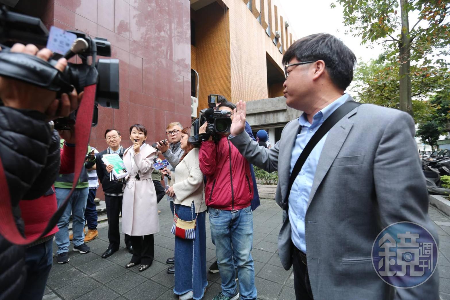 自稱是李新友人的男子(右)嗆郭新政害死李新。