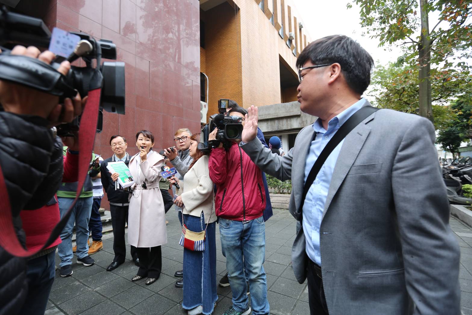 自稱是李新友人的男子（右）嗆郭新政害死李新。