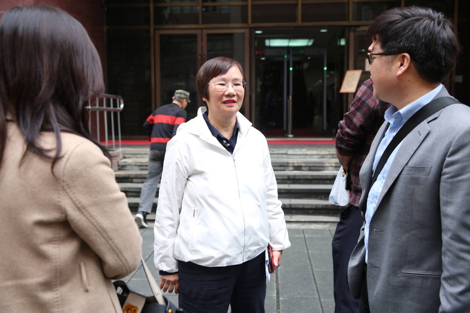 前立委羅淑蕾不滿遭影射涉入害死李新，控告郭新政及盛竹如誹謗。