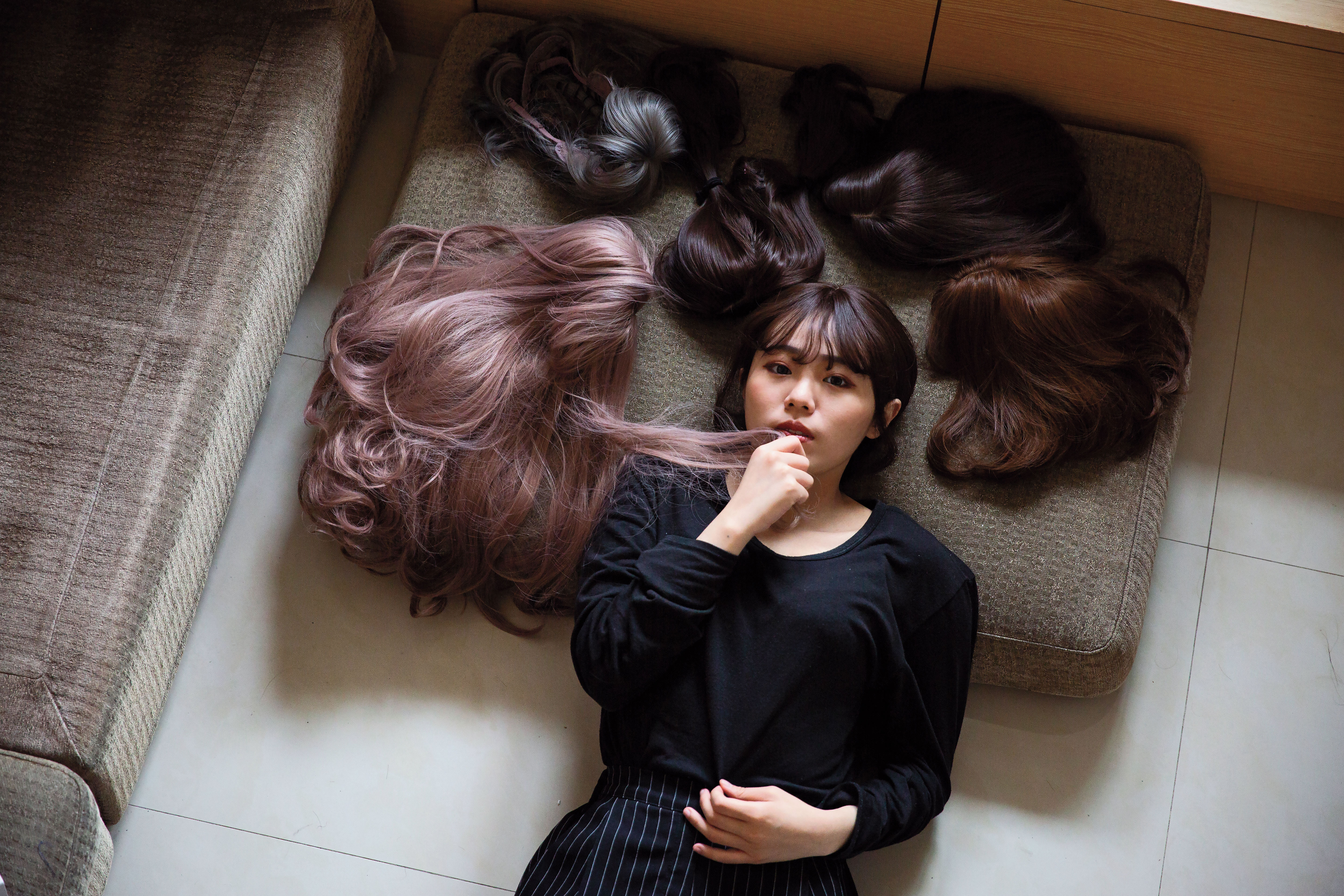 謝采倪罹癌後一度剃光頭，開始蒐集大量假髮，也因為遭遇不友善眼光，而開始唱嘻哈歌曲抒發心聲。