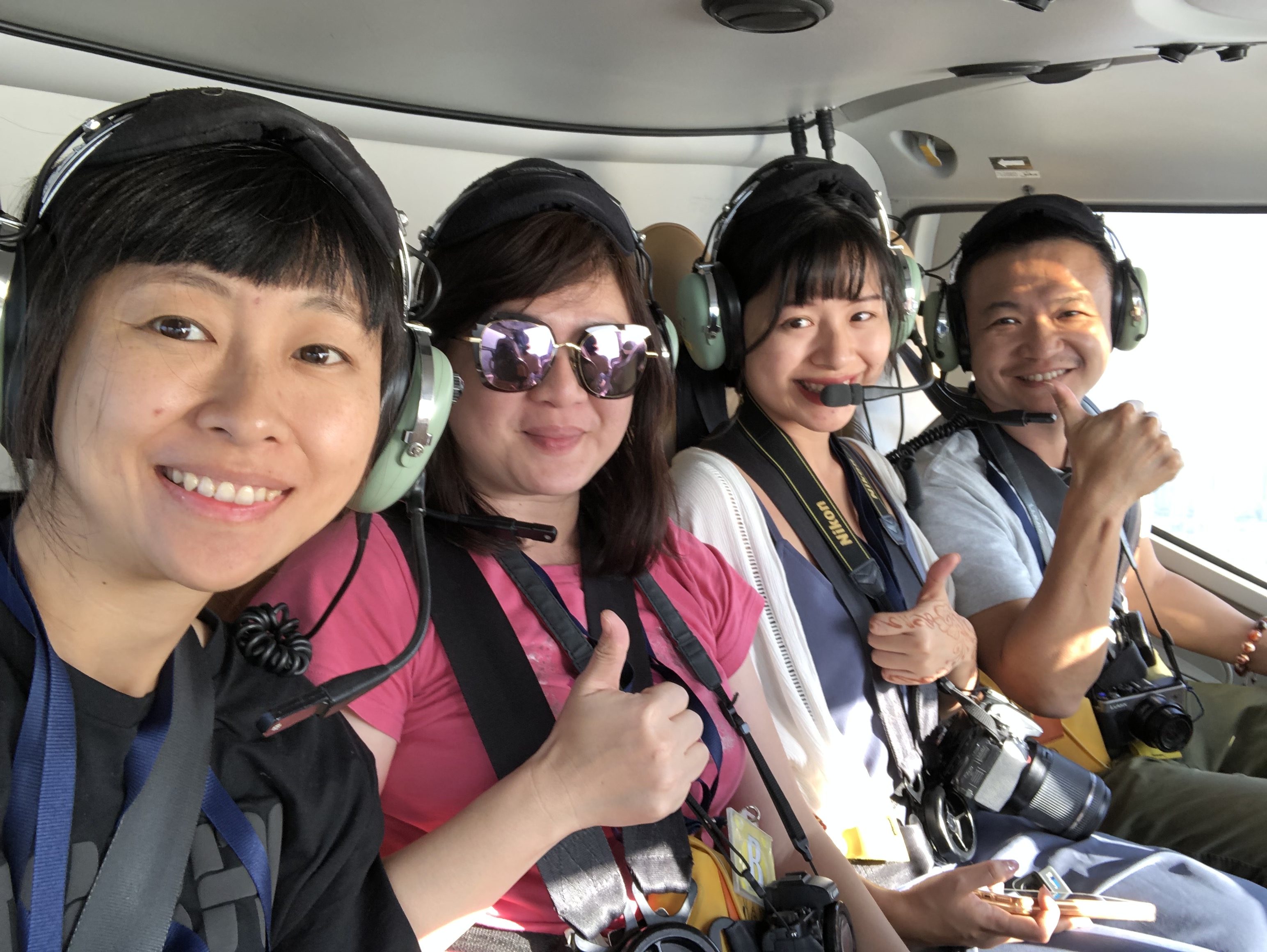 直昇機的後排可容納4人，大家興奮地在空中自拍。