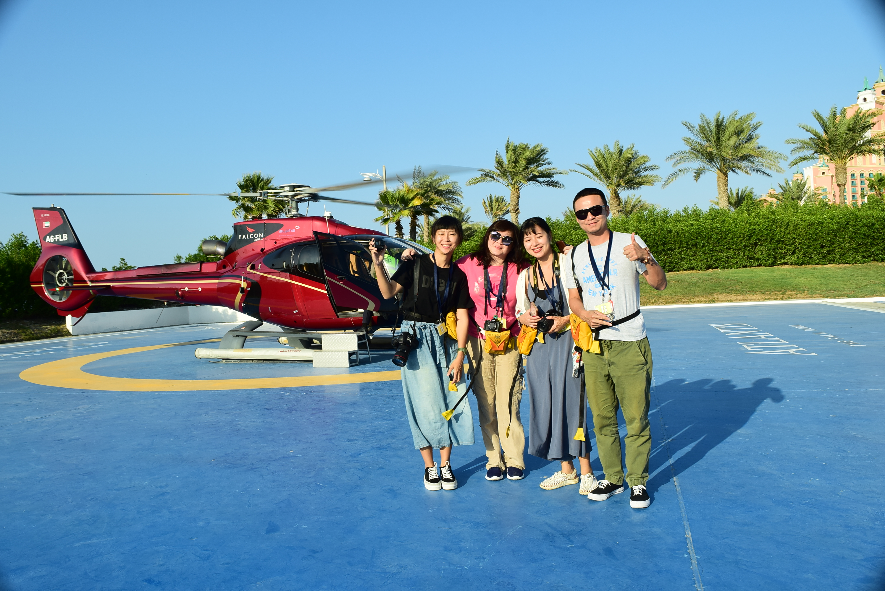 經歷興奮的空中旅程後，在停機坪與直昇機合影，是每個遊客都要做的事。