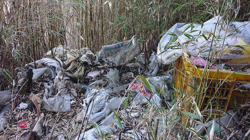 雪霸國家公園歷經一場大火後，發現滿山滿谷的人造垃圾。（圖取自雪霸國家公園登山資訊分享站臉書）