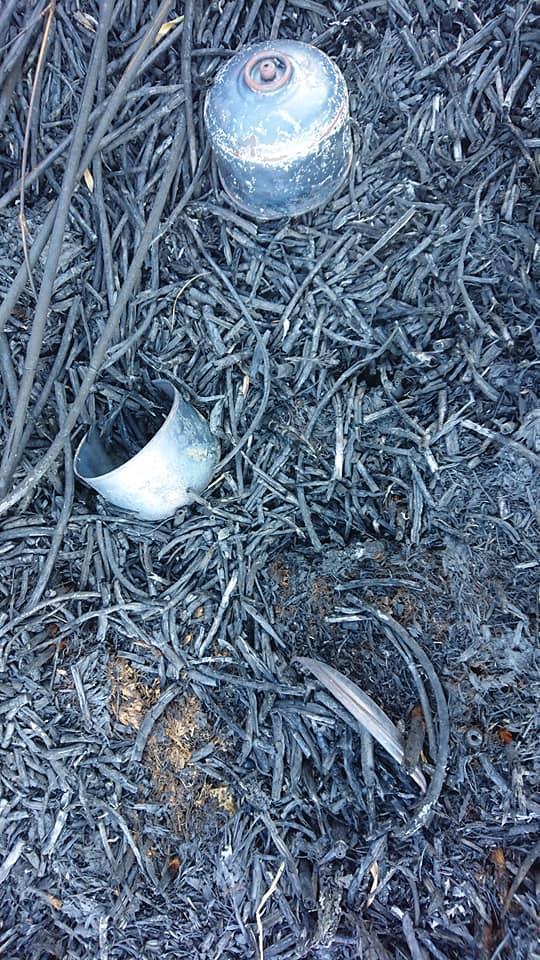 雪霸國家公園於災後清查火場，發現可能是過去遭山友遺留的廢棄瓦斯罐及器具。（圖取自雪霸國家公園登山資訊分享站臉書）