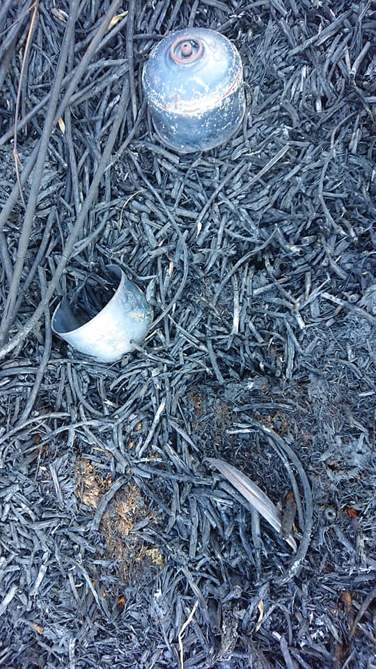 雪霸國家公園於災後清查火場,發現可能是過去遭山友遺留的廢棄瓦斯罐及器具。(圖取自雪霸國家公園登山資訊分享站臉書)