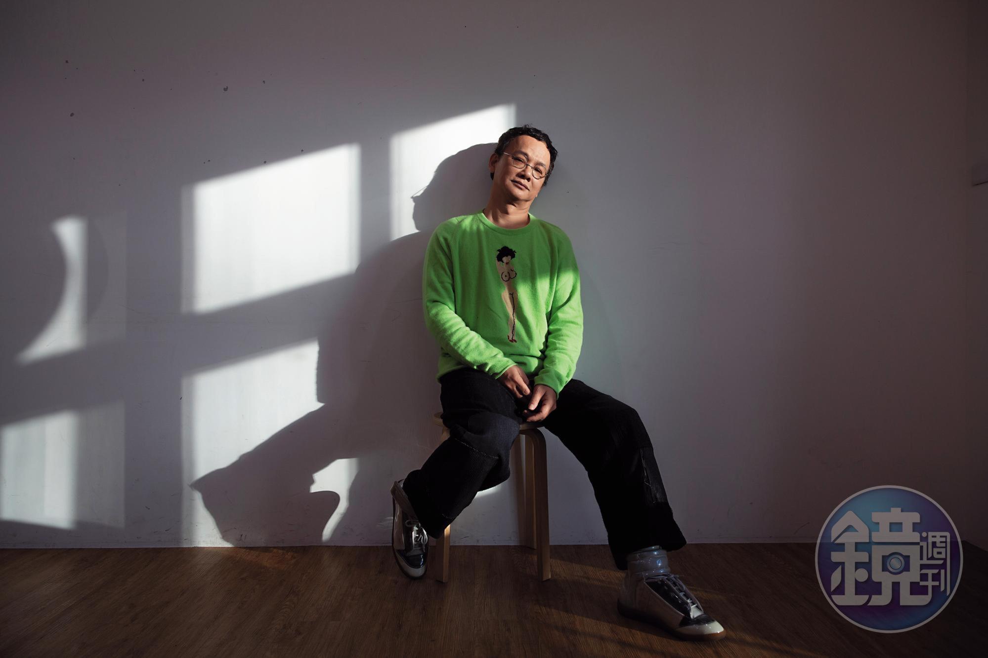 58歲的姚謙穿著一件裸女針織衫受訪,笑說:「故意挑件比較挑釁的毛衣,適合貴刊的風格。」