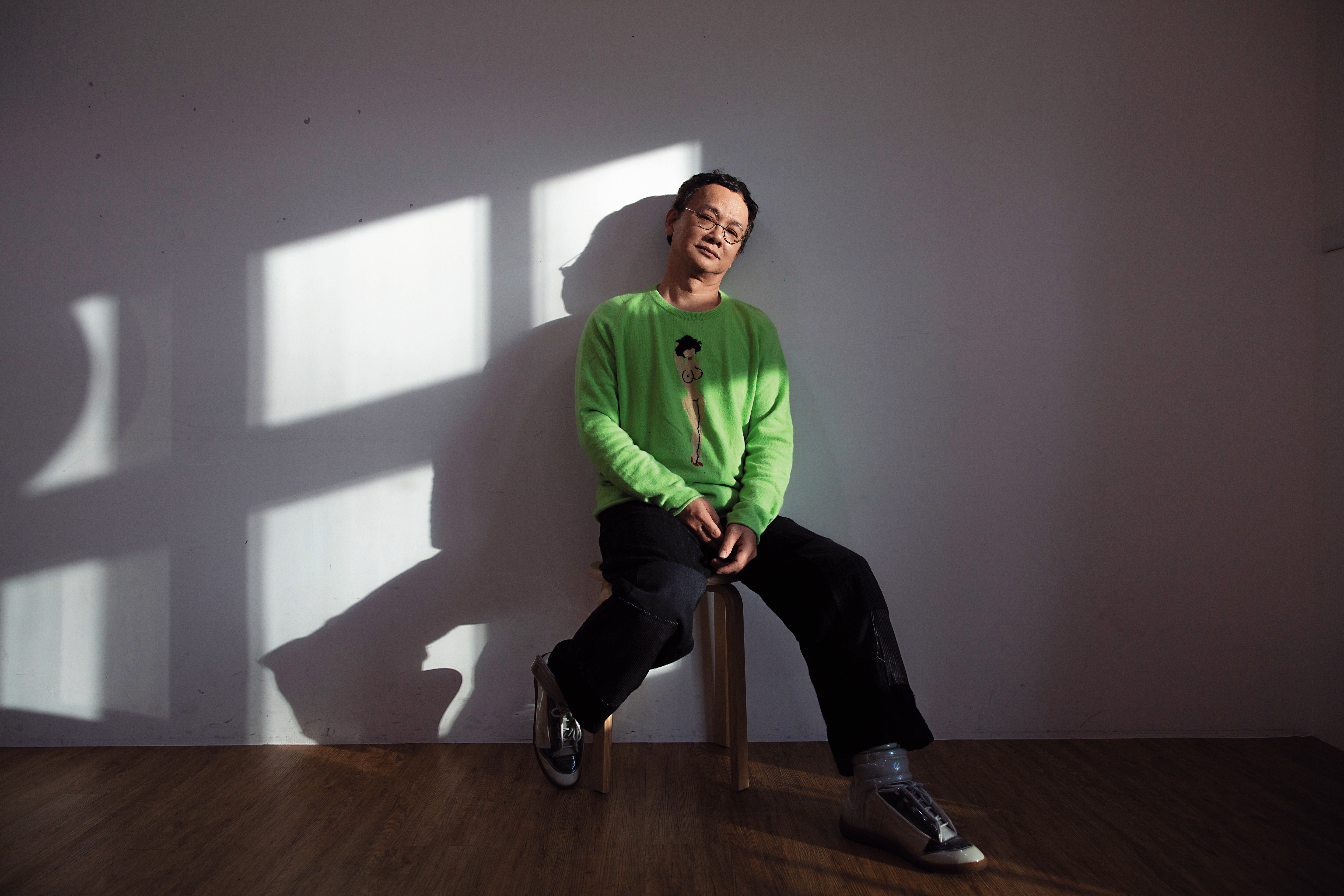 58歲的姚謙穿著一件裸女針織衫受訪，笑說：「故意挑件比較挑釁的毛衣，適合貴刊的風格。」