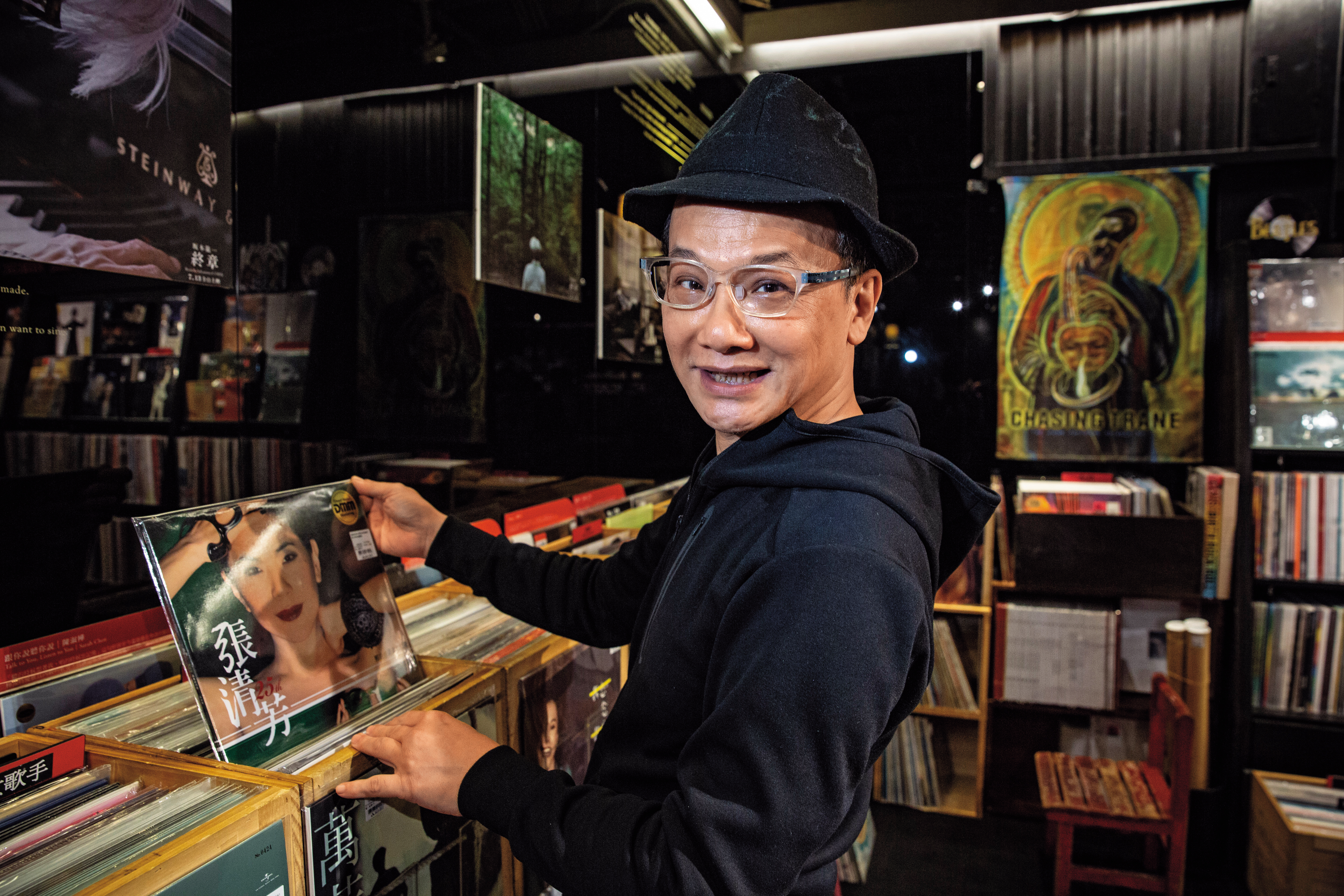 姚謙是華語流行歌壇重要的創作者，他在點將時期，曾幫張清芳企劃過《加州陽光》《光芒》等多張百萬專輯。