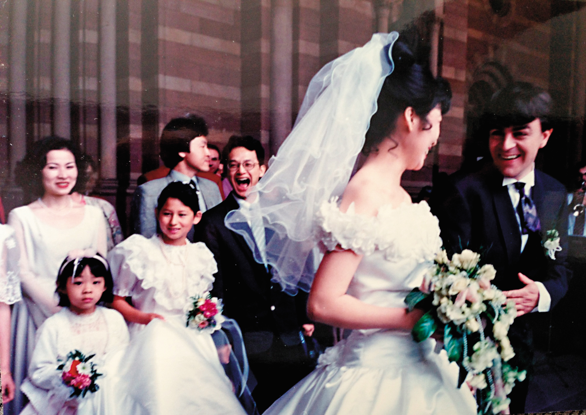 姚謙(左3)1990年赴德國參加音樂人鄭華娟(右2)婚禮。(姚謙提供)