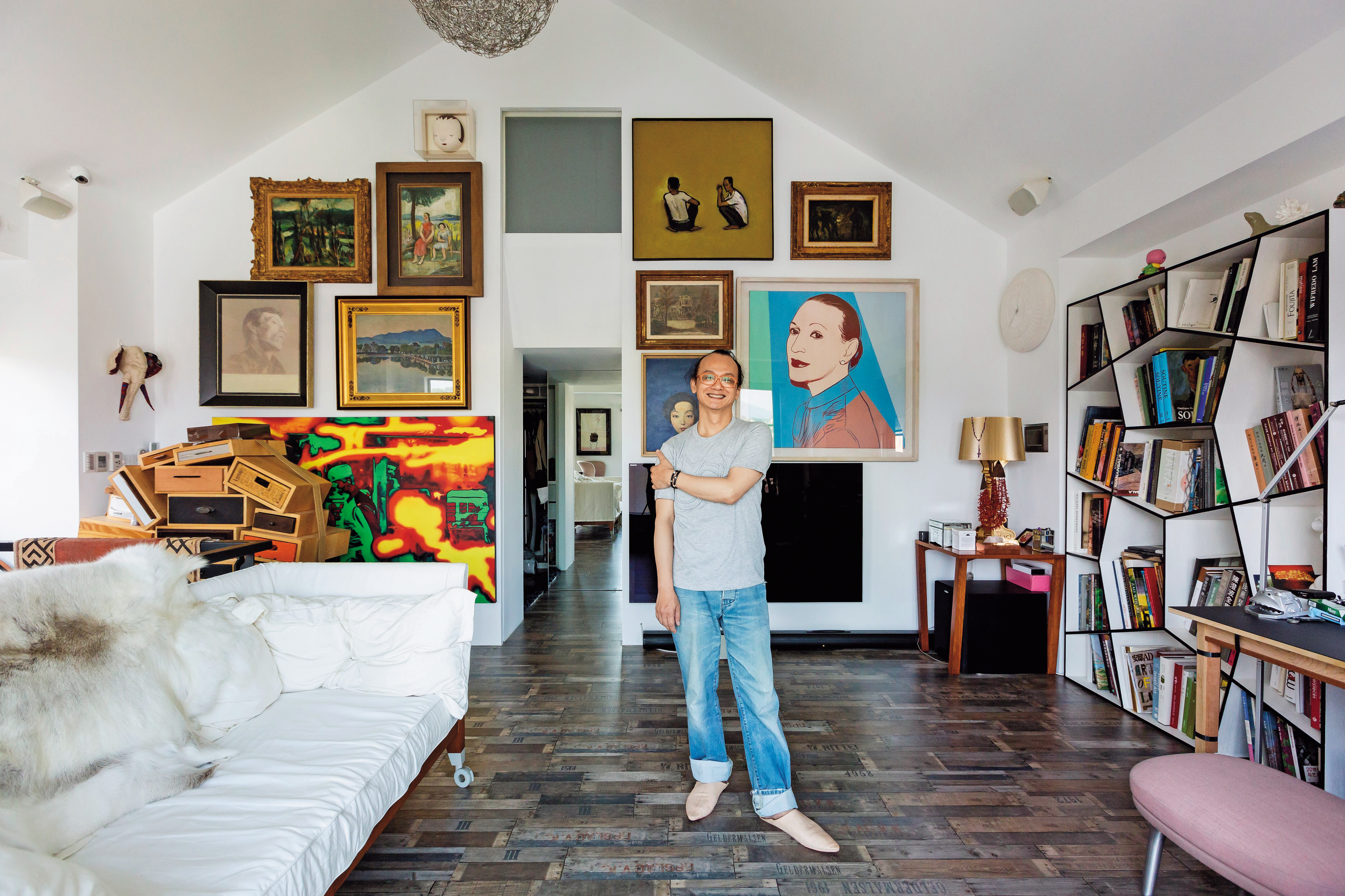 姚謙90年代中期開始蒐藏名畫，最初因喜歡閲讀近代亞洲美術史，故將當代亞洲定為蒐藏重點，近5、6年到現在已包括西方的古典、印象派和當代作品。（姚謙提供）