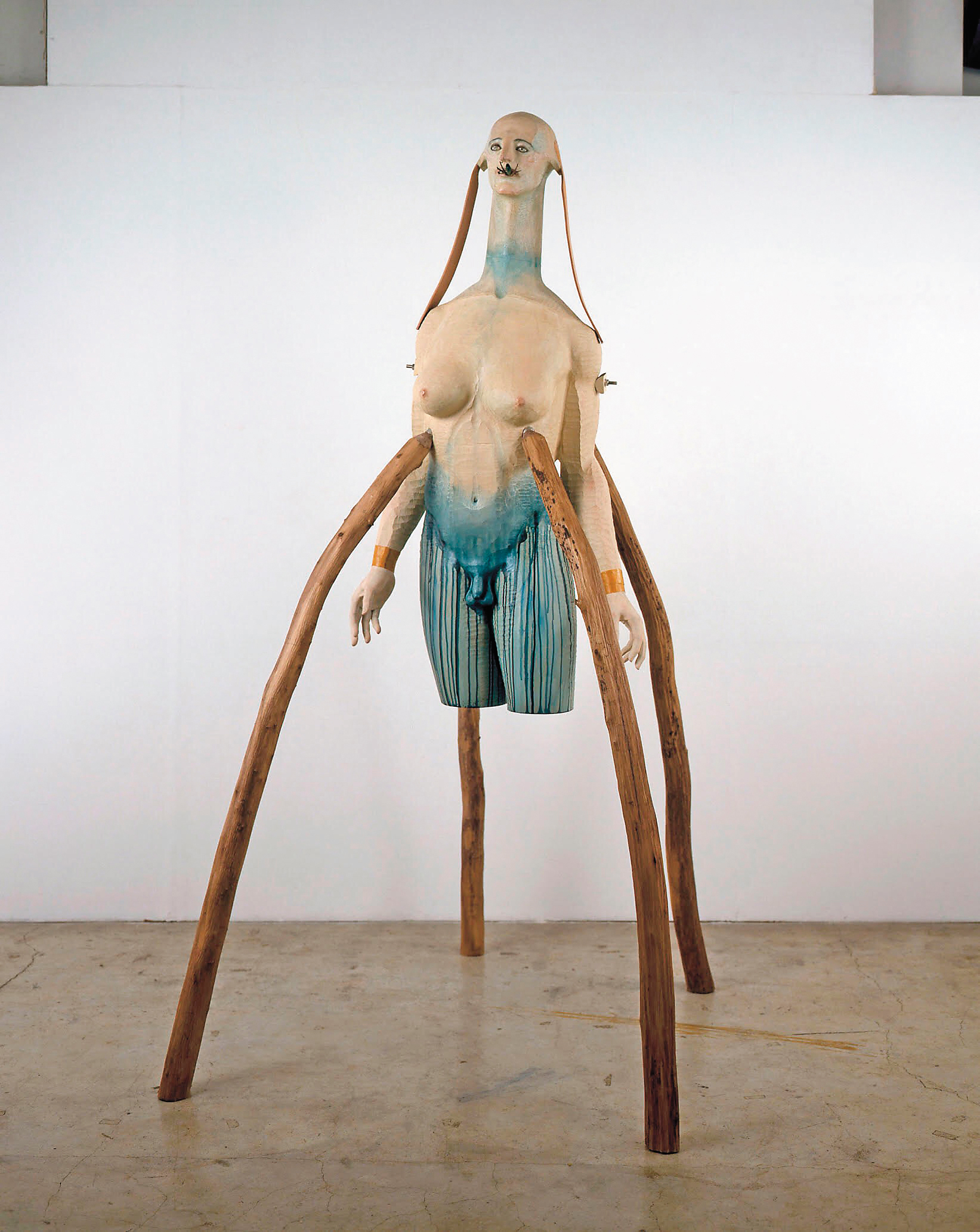姚謙珍藏日本雕塑大師舟越桂作品,一次地震,他扶著2米高的作品站了半小時,事後才發現,上面沾了他緊急中撞傷的血跡。後來作品送到日本展覽,「上面還有我的血。」