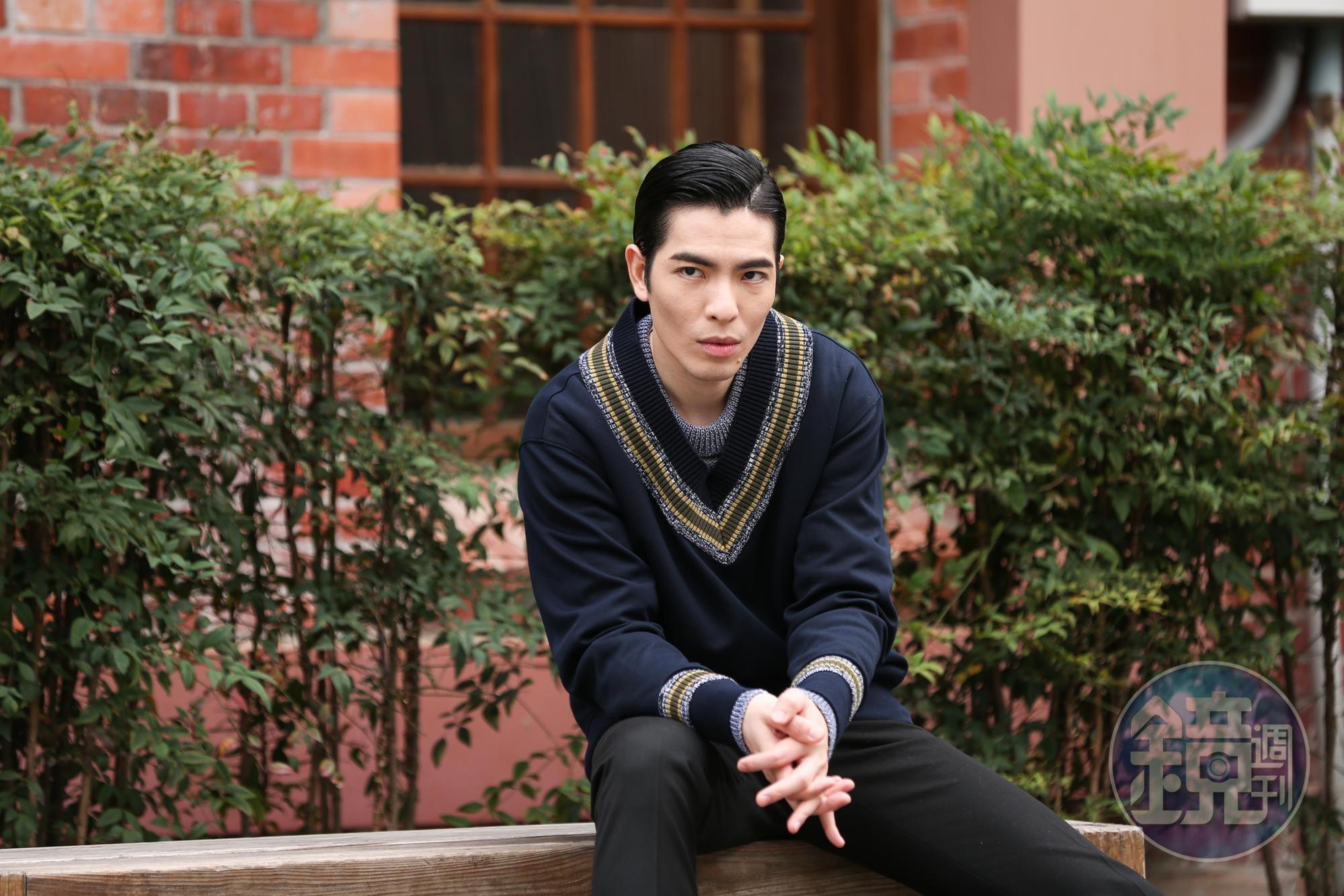 已是樂壇巨星的蕭敬騰這次跨領域演出心理師，賦予角色「老蕭式」靈魂。（服裝提供：BOSS）