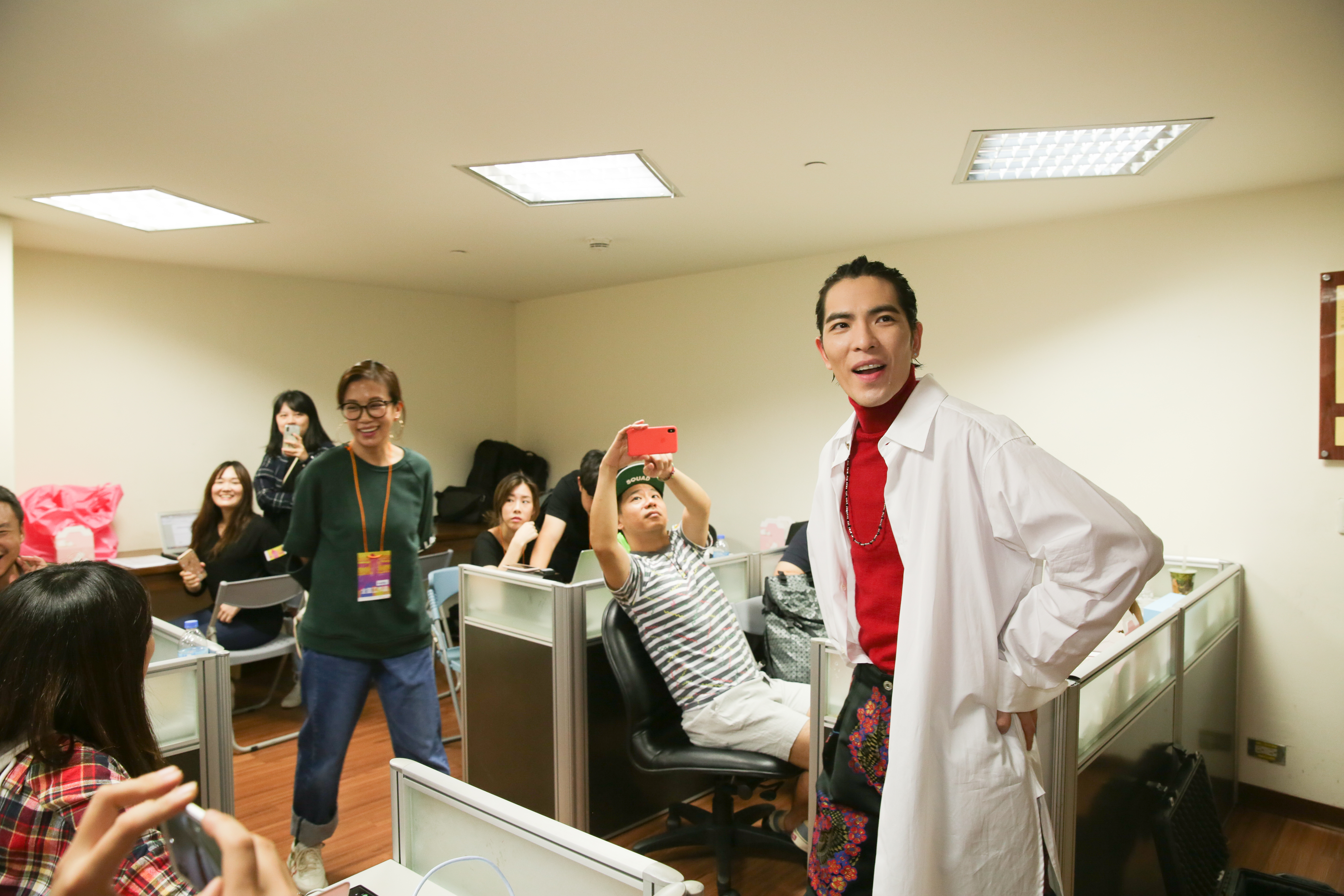 蕭敬騰和經紀人Summer兩人默契十足，蕭敬騰說完話，Summer總是能幫忙補充得很圓滿。