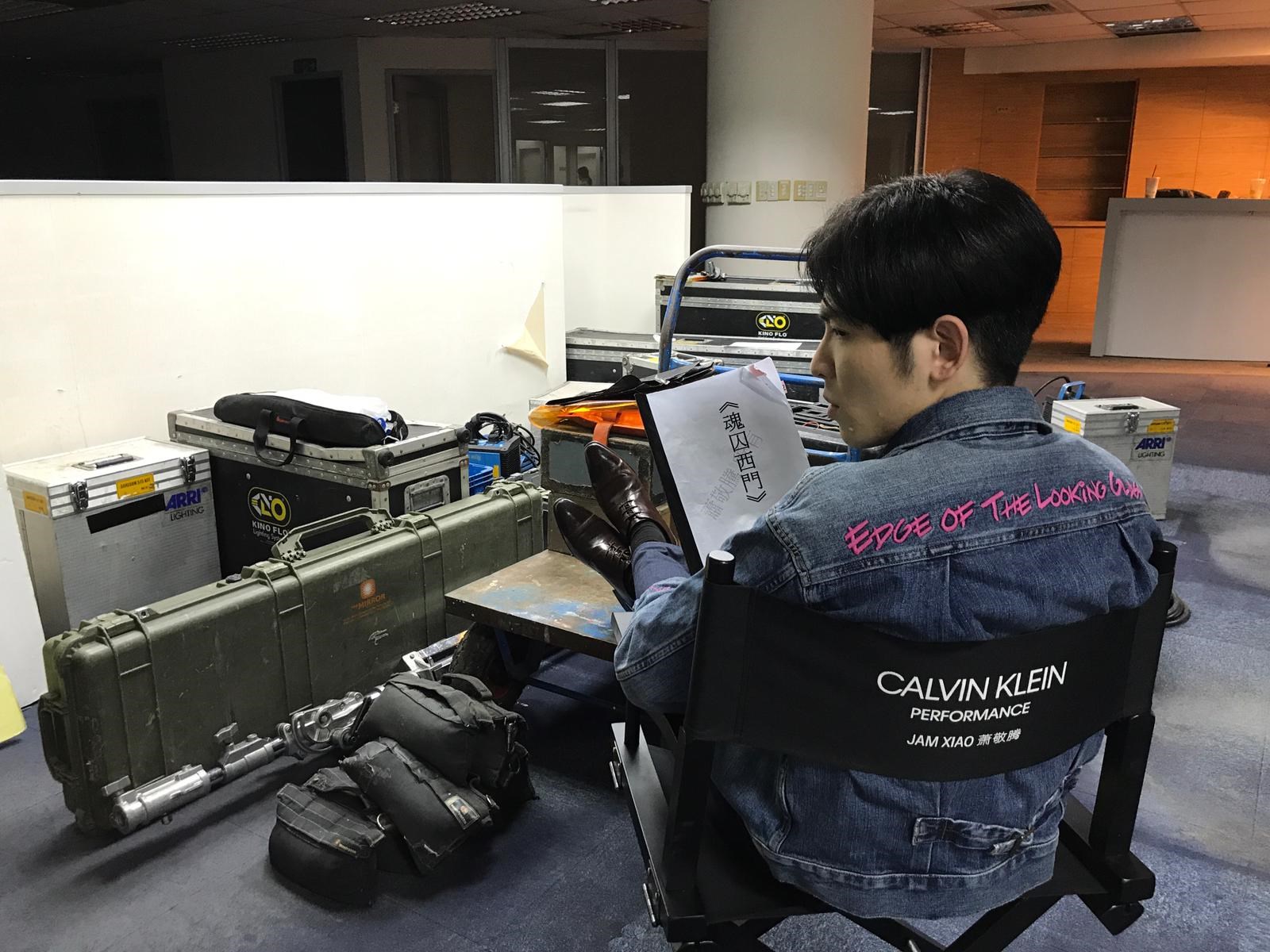 蕭敬騰在戲劇《魂囚西門》中出演心理師,演技自然還帶點獨特喜感。(公視提供)