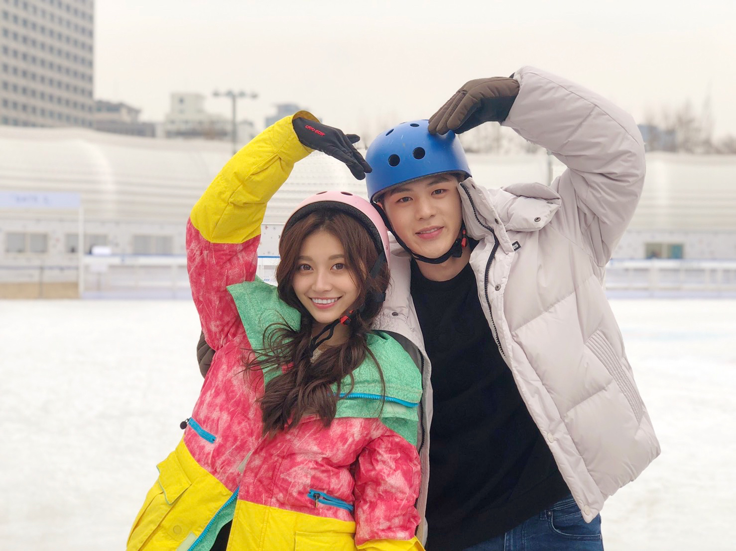 〈比心小幸福 〉MV導演設計劇情像少女漫畫的情節，小鈅和男主角在低溫中滑冰。（WEBTVASIA Taiwan提供）