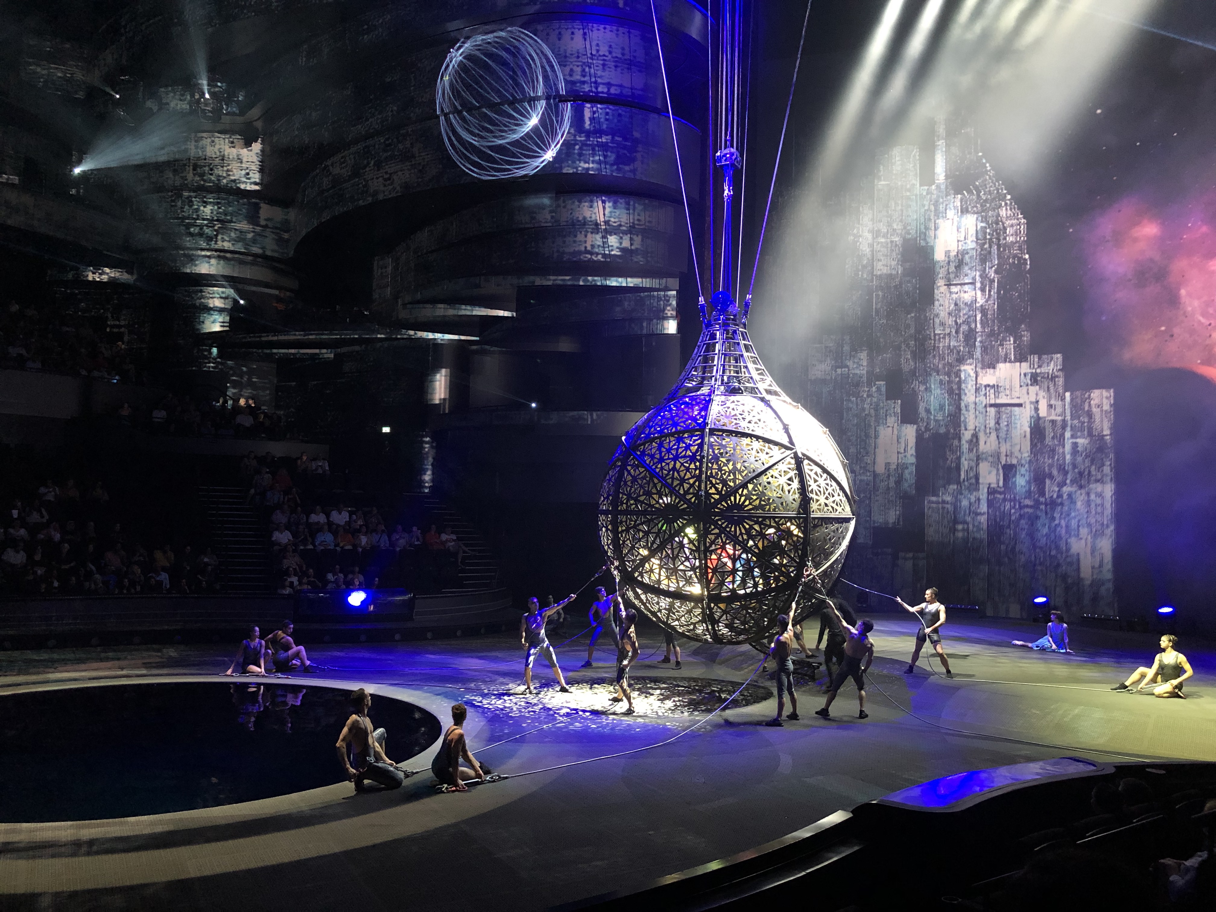 「La Perle by Dragone水上明珠水舞秀」的舞台超級豪華，特技機車在圓球中交錯盤旋，非常驚險刺激。