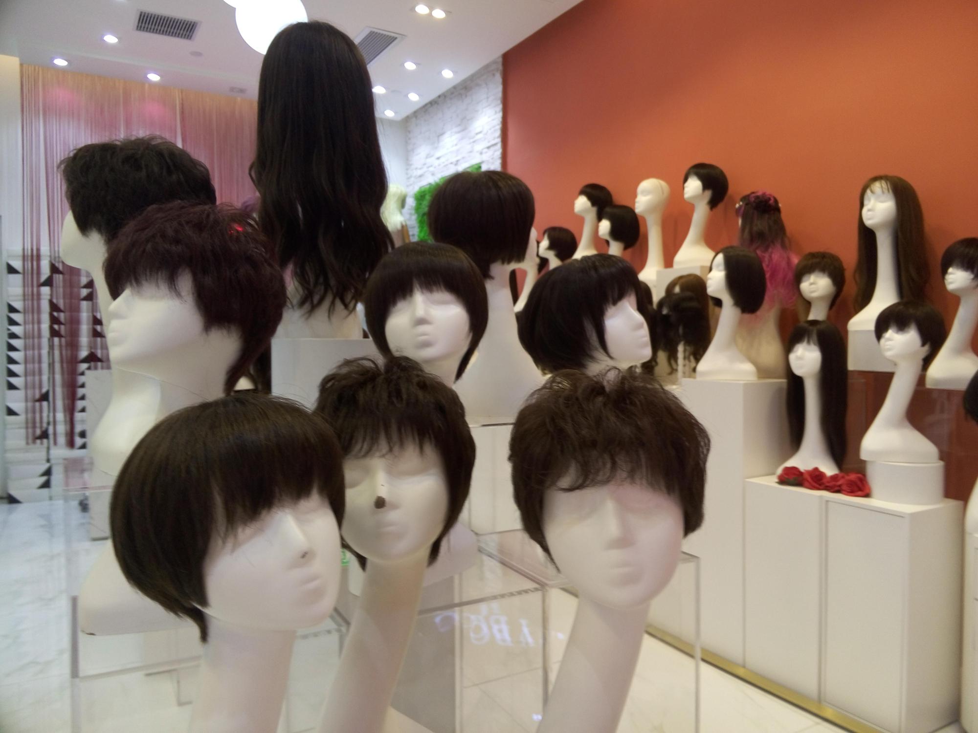 2018年11月11日，中國深圳寶安的假髮店，陳列著造型各異的假髮。店主說這些假髮都是真髮加工製成，品質較好的價格超過人民幣10000元。（東方IC） 