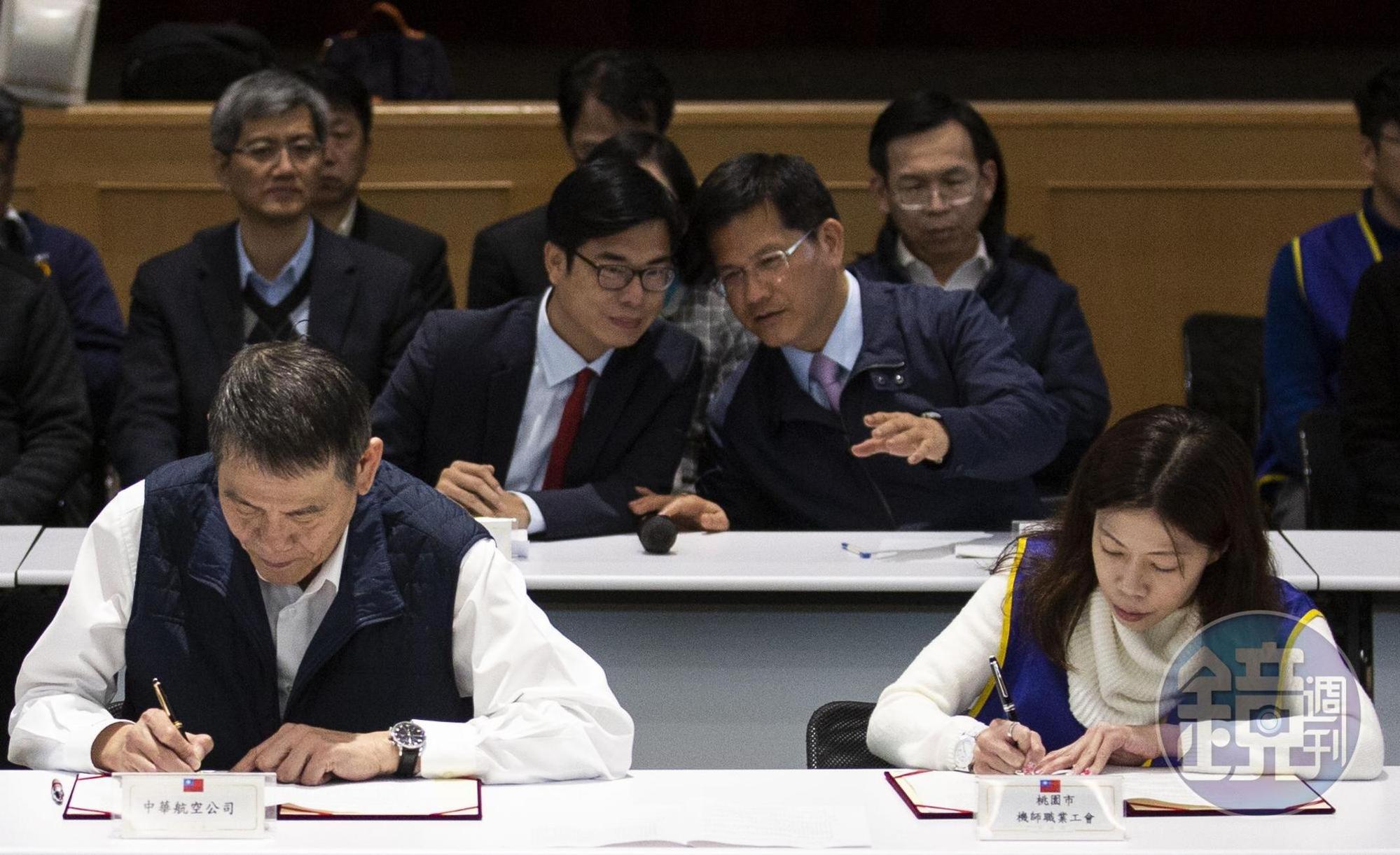 資方代表華航總經理謝世謙（左）與李信燕（右）達成協議，簽屬團體協約。