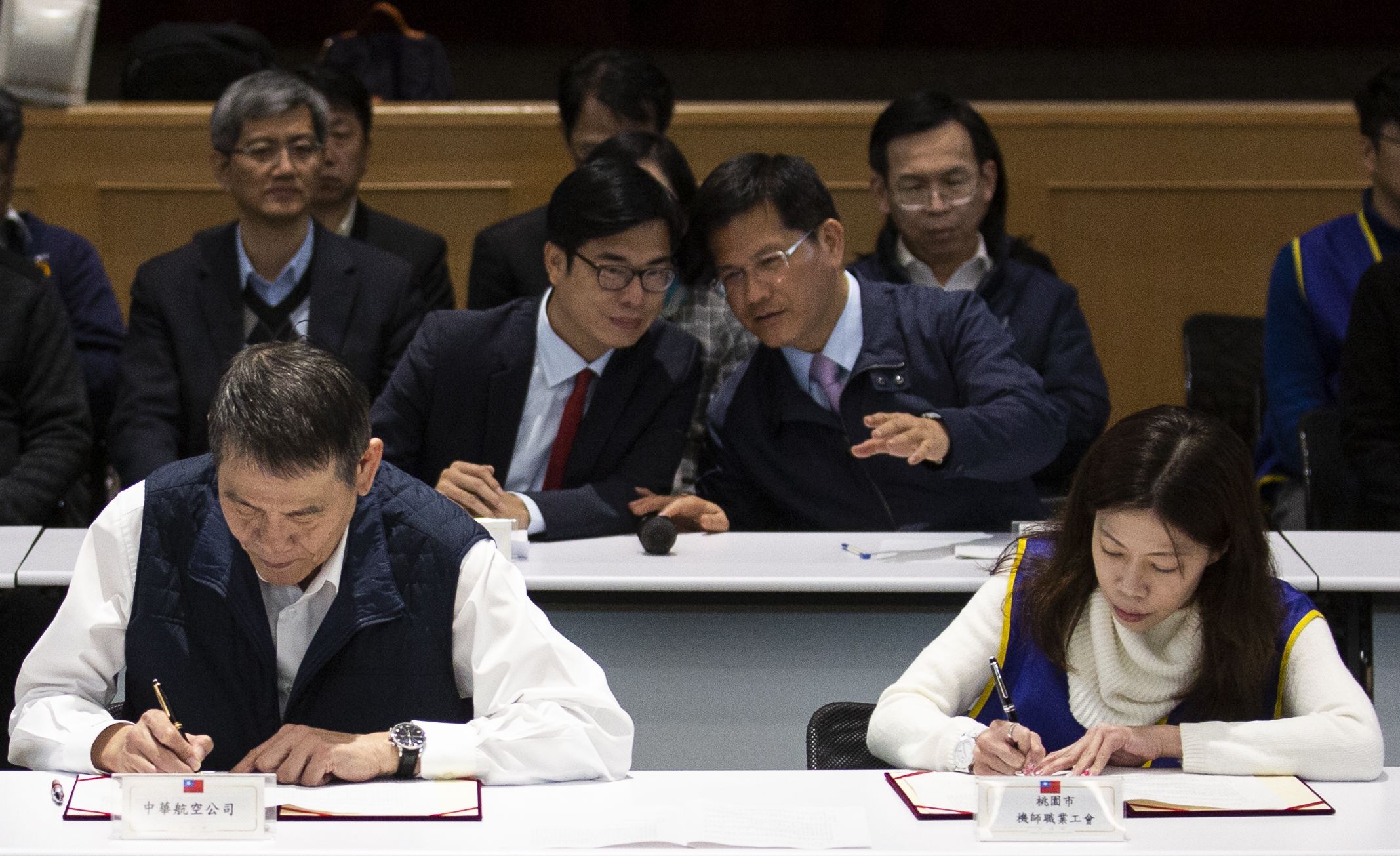 資方代表華航總經理謝世謙（左）與李信燕（右）達成協議，簽屬團體協約。