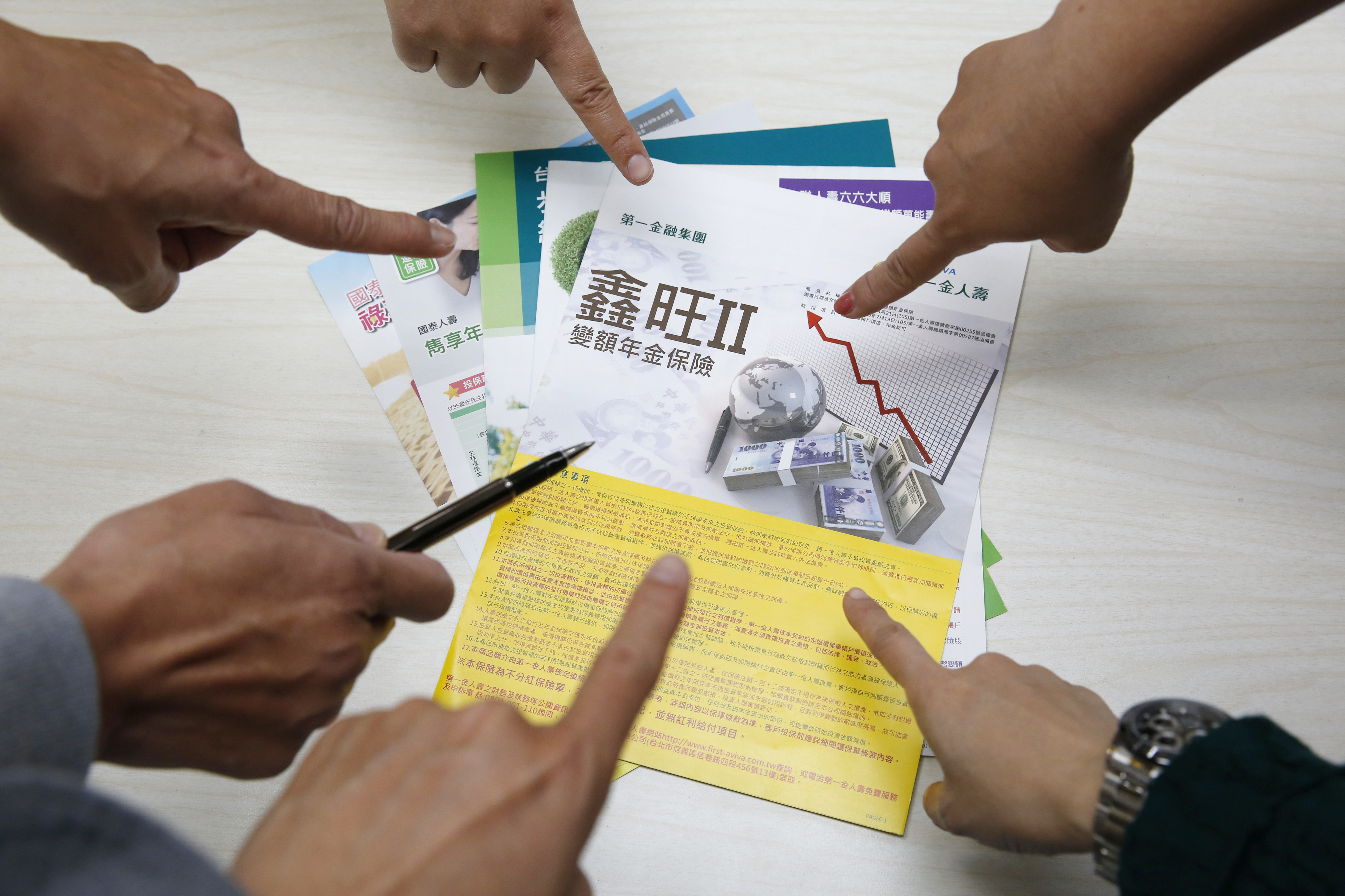 變額年金險即投資型保單，除了自己選標的，也有委託專業團隊代操的選項。