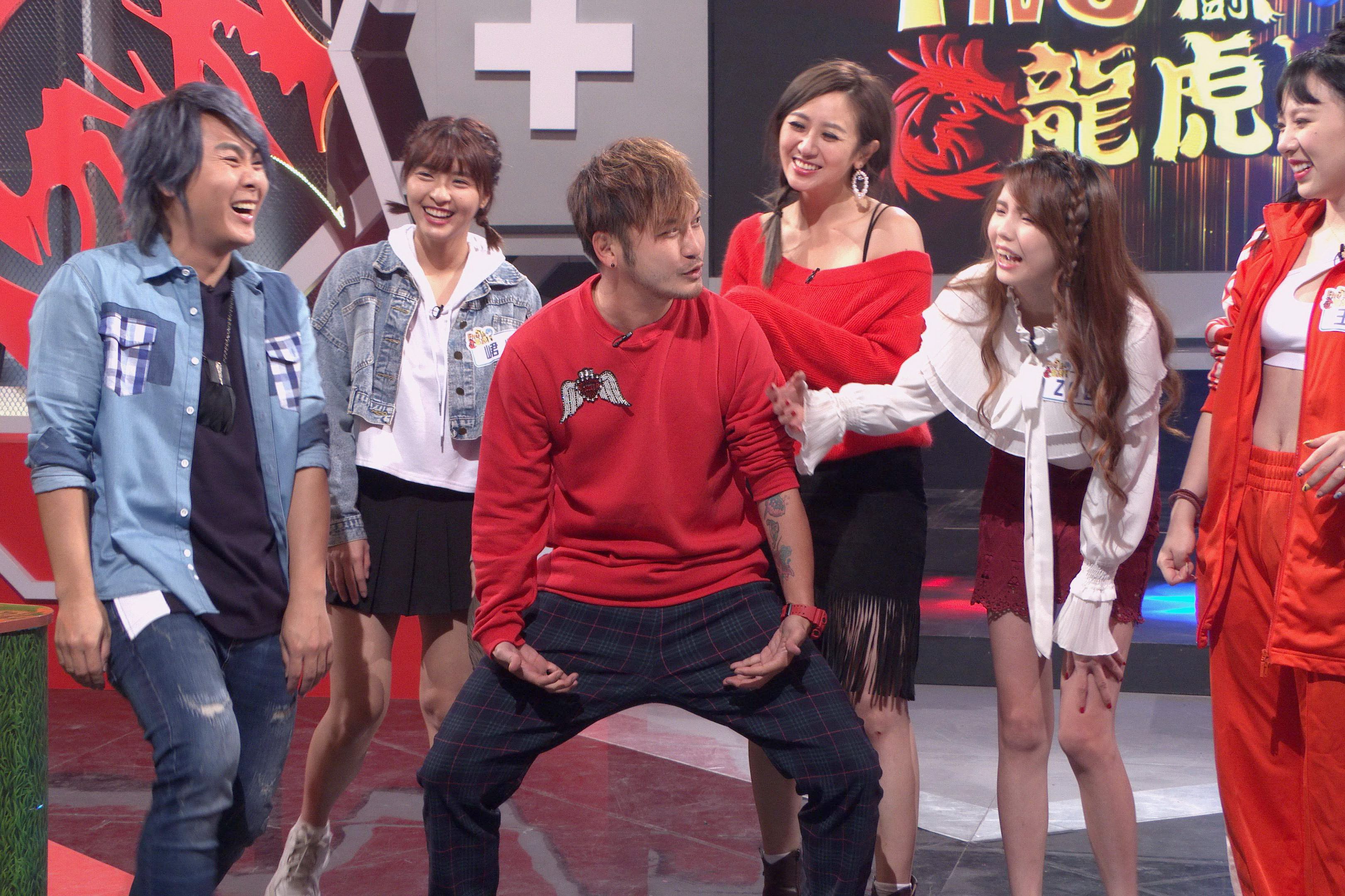 王仁甫開玩笑說KID因為被刺激，睪固酮強烈分泌！KID立刻配合演出。（狼谷競技台提供）