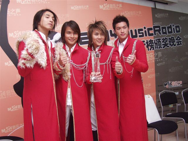 當年的5566造型誇張又帶點台味，被酸是「台灣土雞」，但土雞也有出頭天，變成爆紅男團。 （讀者提供）