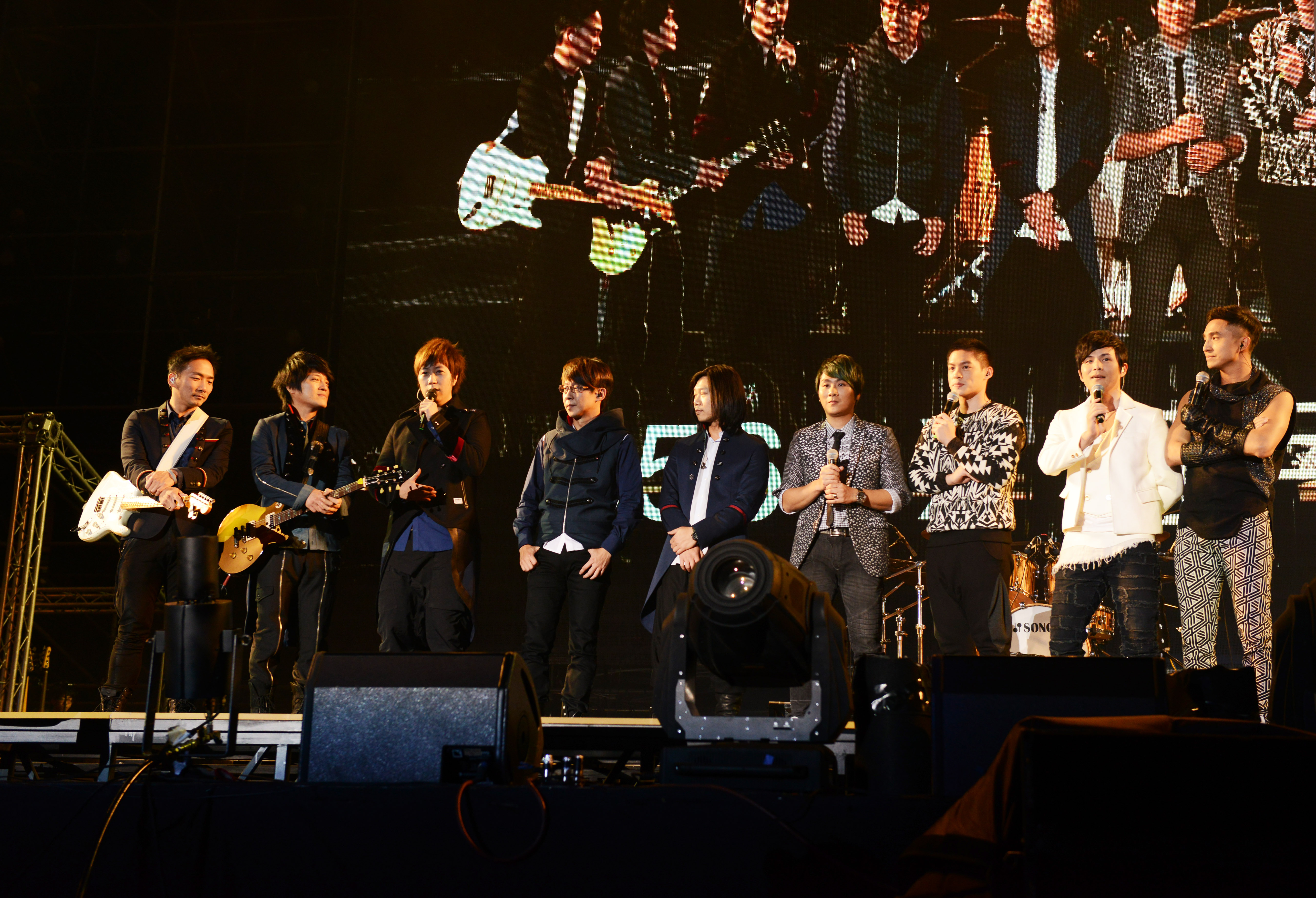 五月天2014年邀請5566擔任高雄演唱會嘉賓，自此要5566重出江湖的聲浪不斷。 （讀者提供）