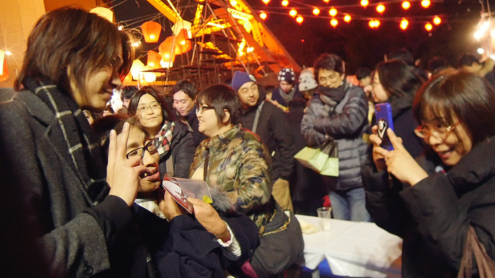 黃少谷在日本遇到粉絲要求簽名。（喜歡音樂提供）