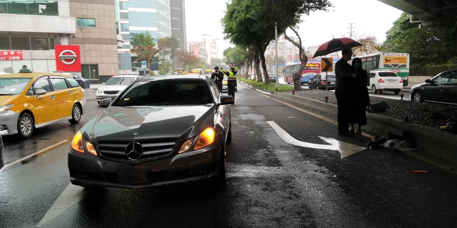 意外現場肇事仁愛院區醫務長陳冠仰焦急關切。（警方提供）