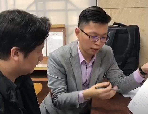  楊麗菁拿出和解書，抨擊龔男不負責任。