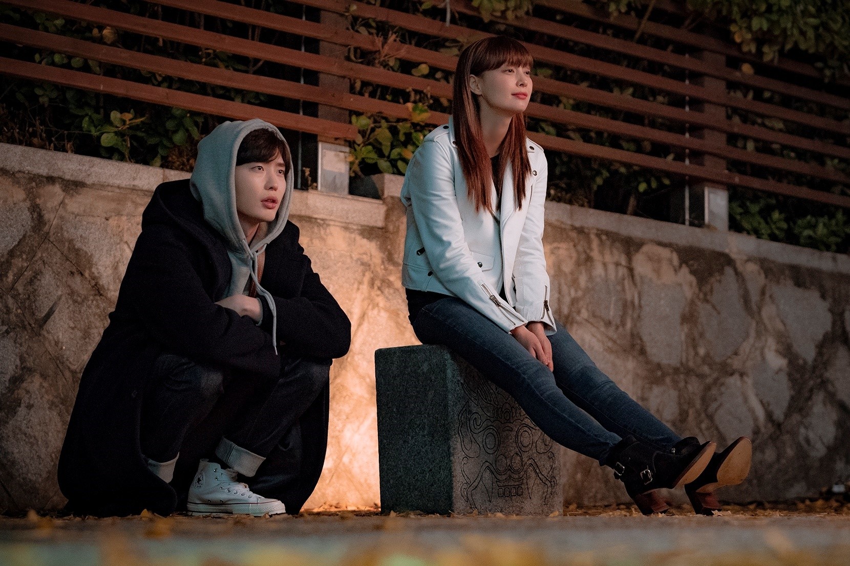 李奈映（右）、李鍾碩合作的《羅曼史是別冊附錄》，以失婚女子的姐弟戀帶領觀眾探討婦女二度就業等問題。（NETFLIX提供）