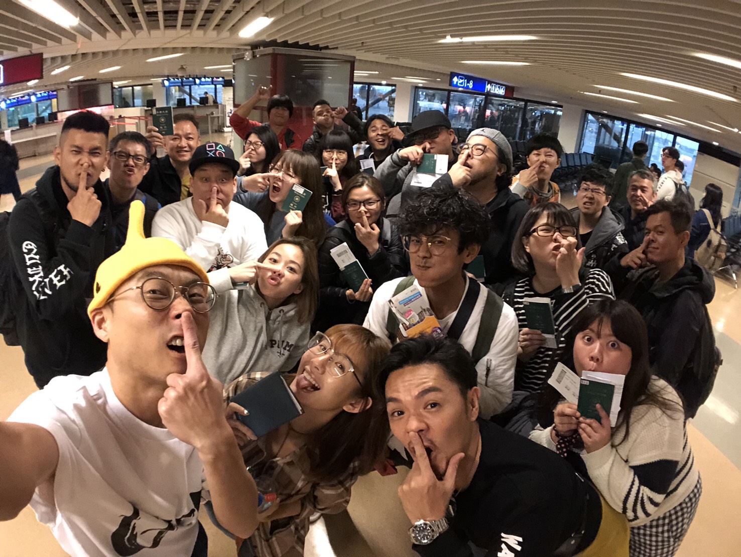 民視《綜藝新時代》為了體恤浩角翔起,特別企劃「香港旅遊大亨」,帶眾人前往香港錄影。(民視提供)