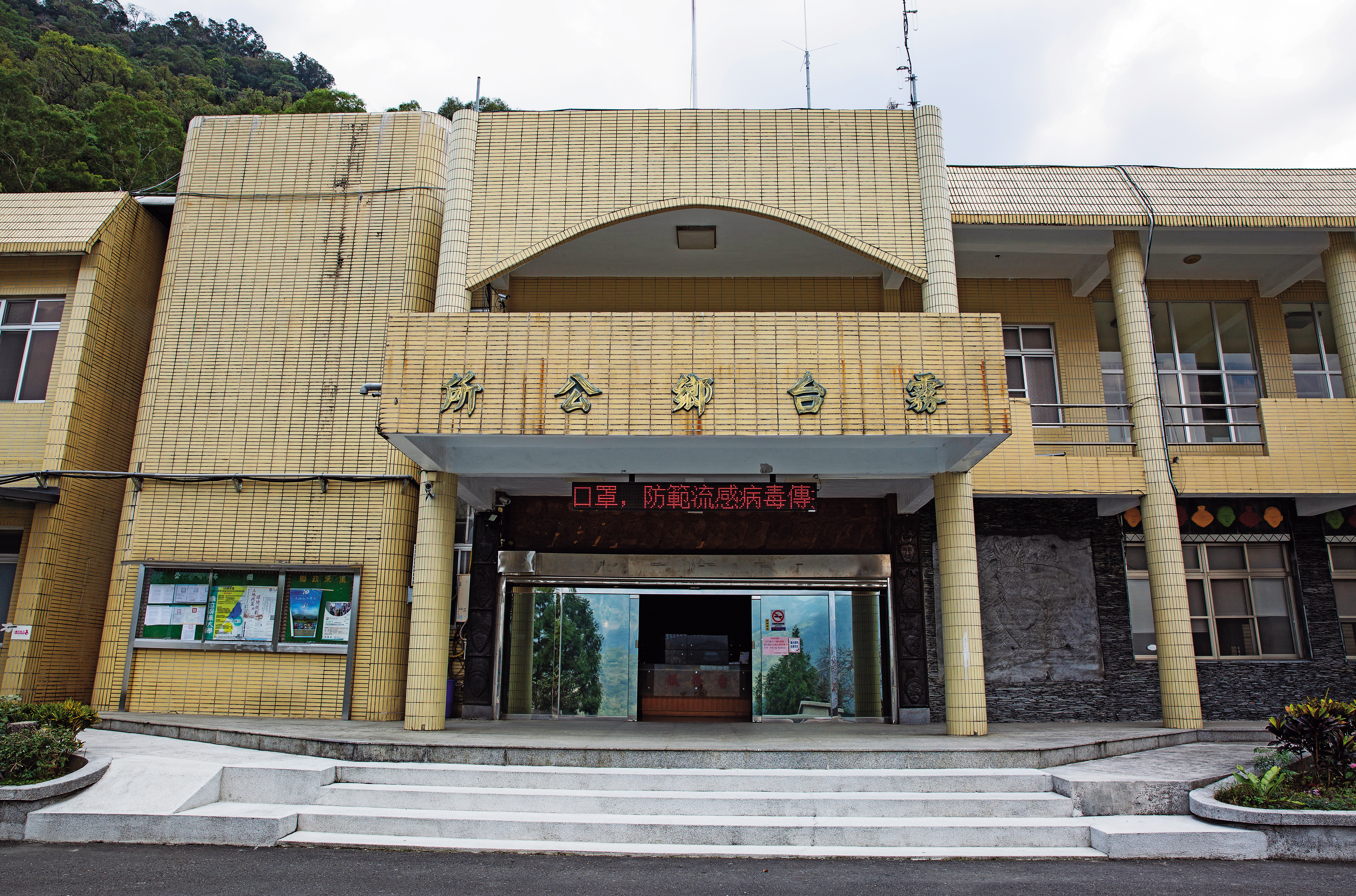 霧台鄉公所修築便道管制外地車輛進出河床，外界批評是封山狂收過路財。