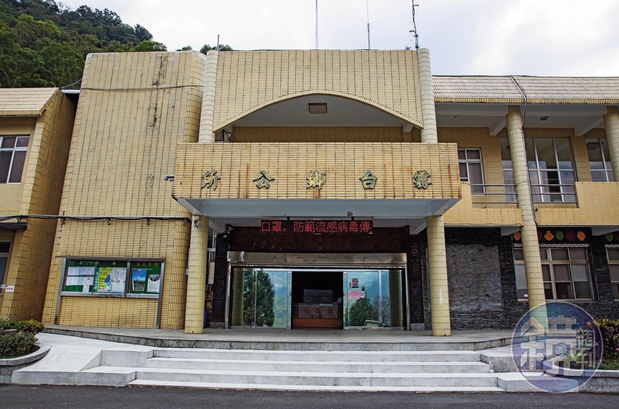 霧台鄉公所修築便道管制外地車輛進出河床,外界批評是封山狂收過路財。