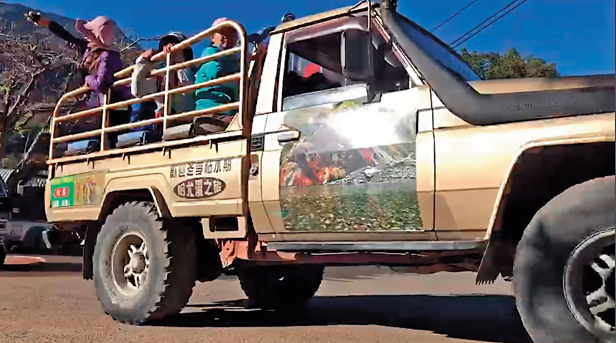 進出哈尤溪得搭乘部落提供的4輪傳動車，每人至少得付1,500元。