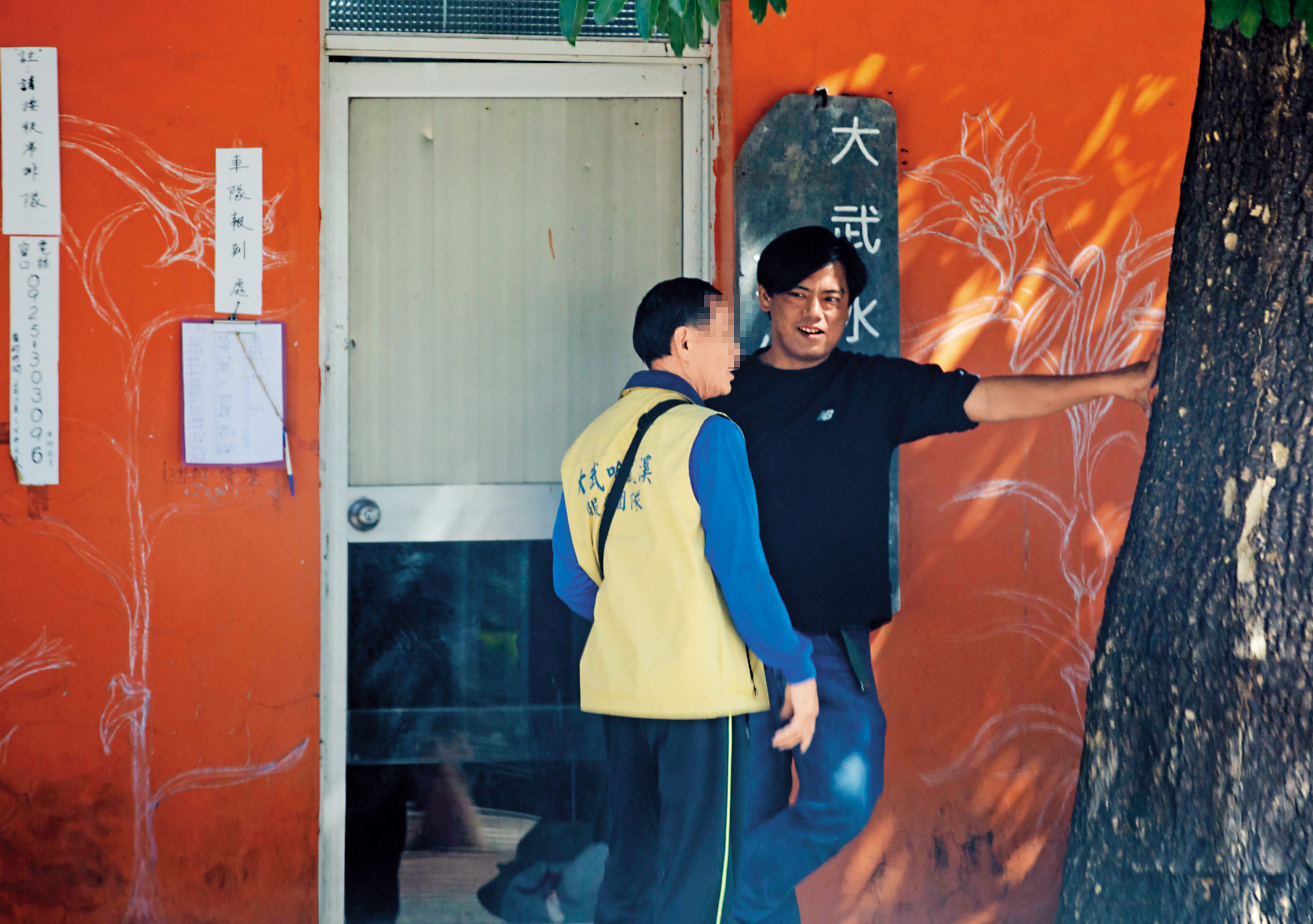 大武部落在大武國小設立接駁點，負責接待遊客的柯姓男子（右）。